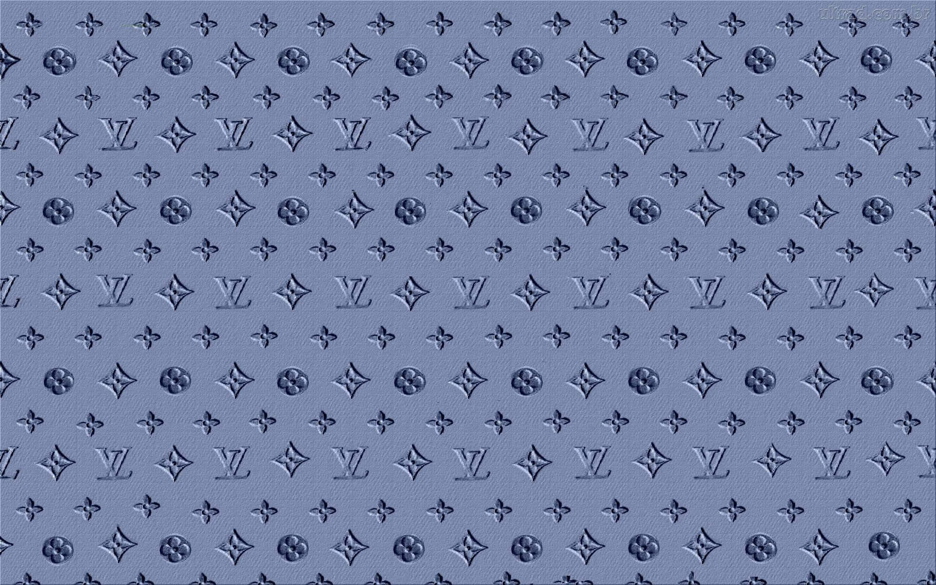 桌布 壁紙 — 藍色紋理布料的特寫，帶有重複壓花的 Louis Vuitton 字母組合圖案。