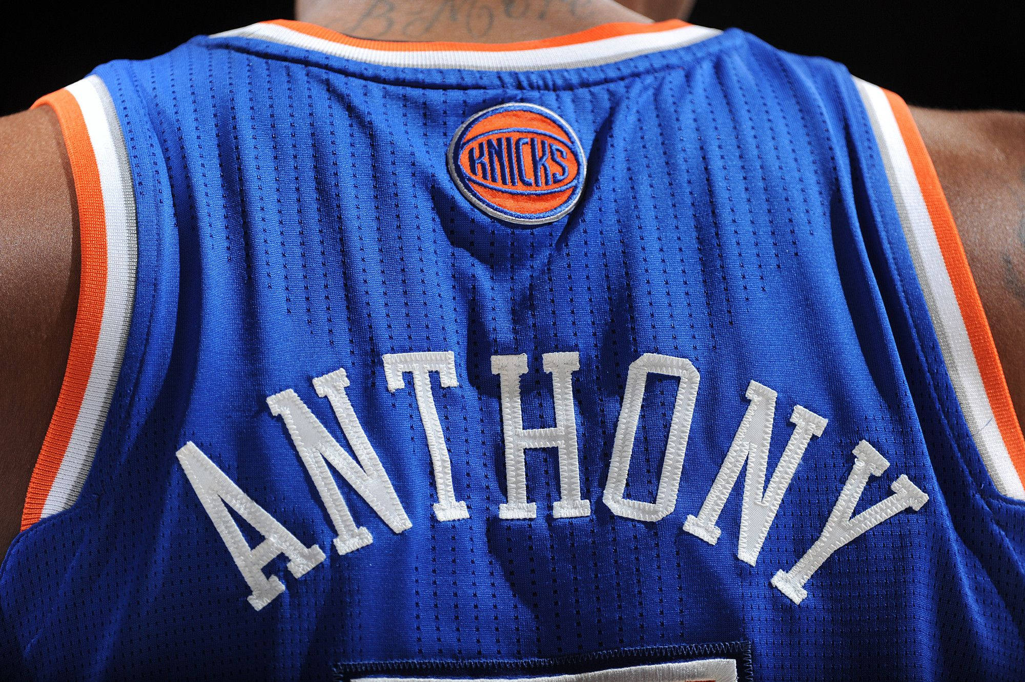 New 桌布 壁紙 — 藍色紐約尼克籃球球衣背面特寫，印有白色字體 'ANTHONY'。