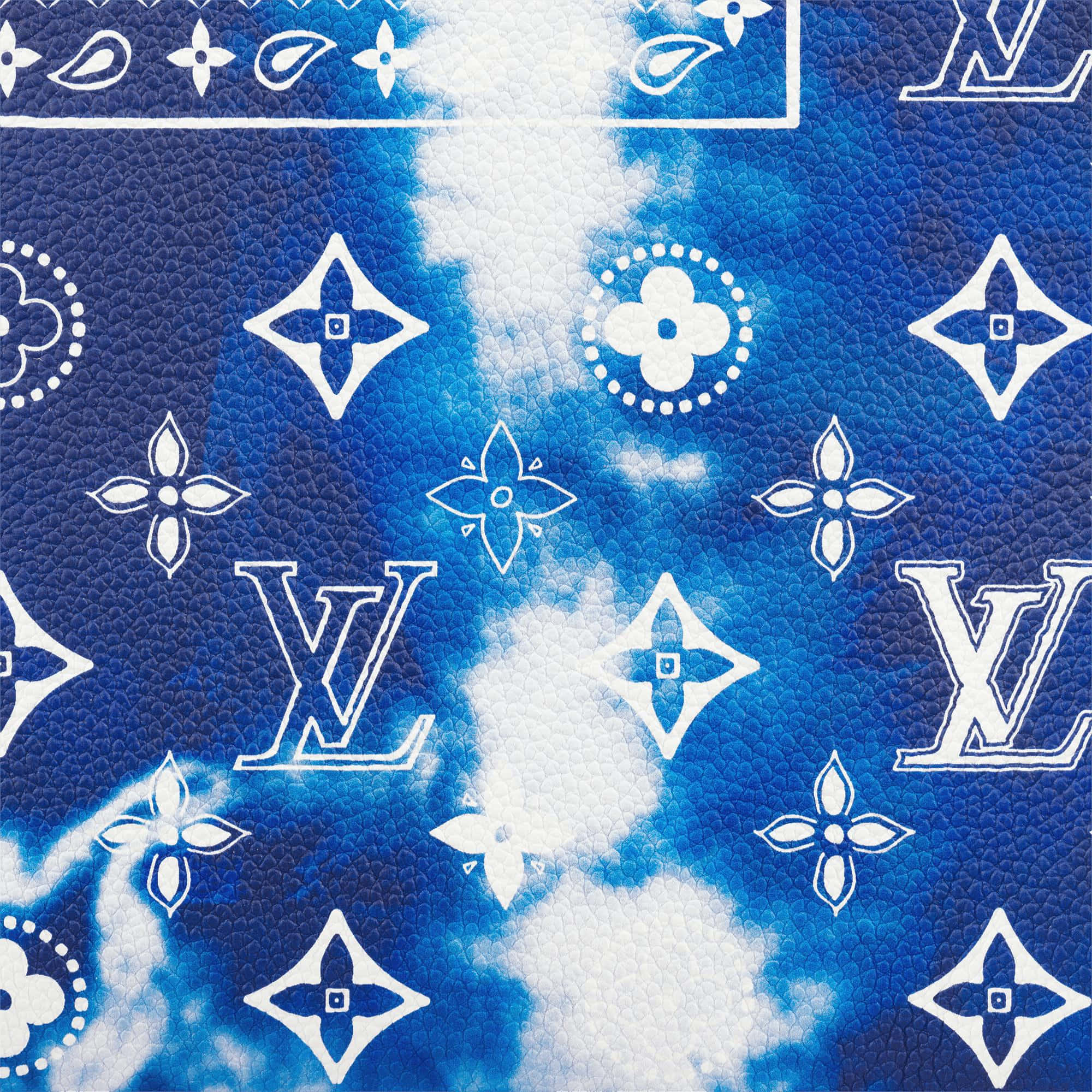 Louis Vuitton Blue 桌布 壁紙 — 藍色紮染皮革的特寫，帶有白色Louis Vuitton字母組合圖案和花卉圖案。