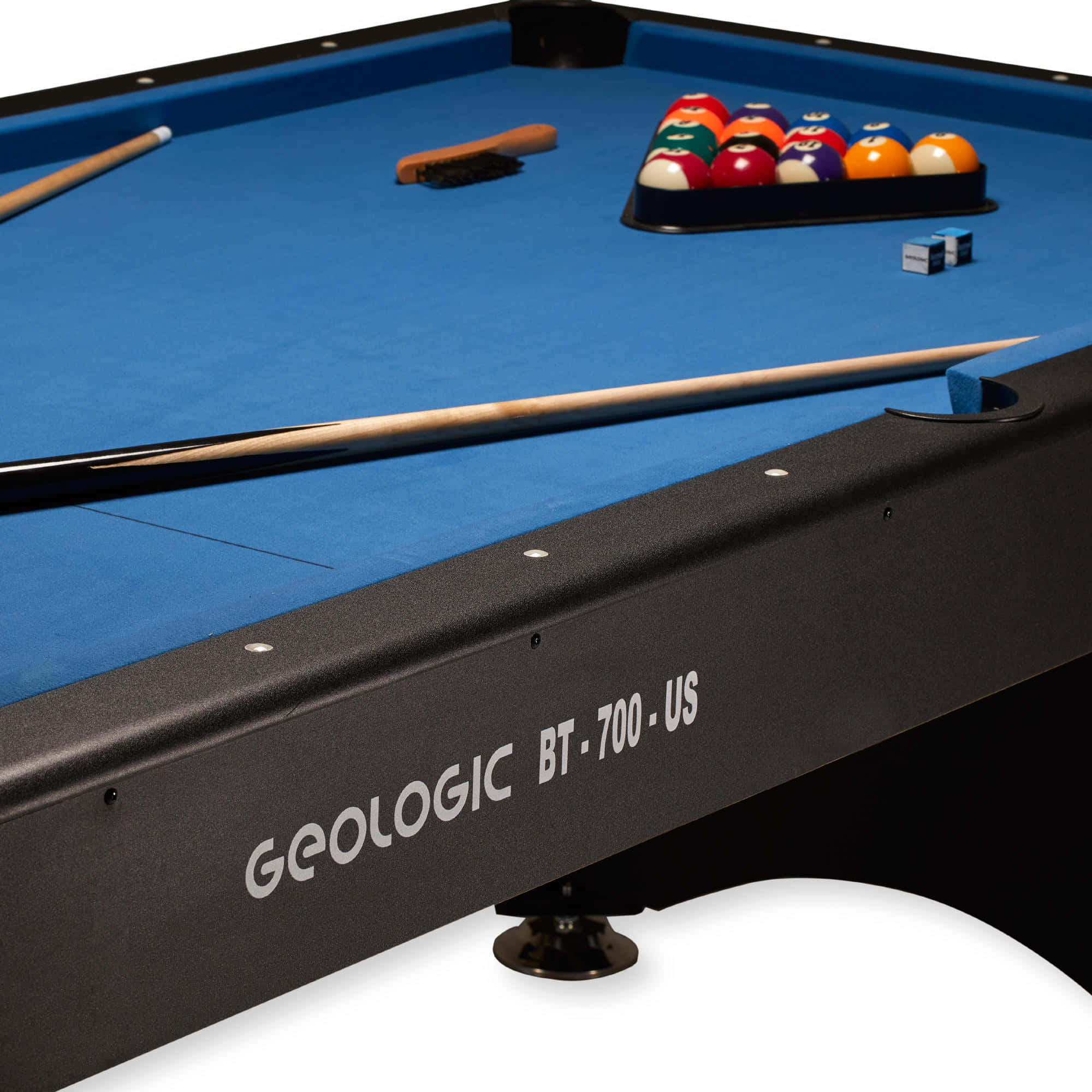 Pool Table 桌布 壁紙 — 藍色絨毛撞球桌的特寫，球已排好，球桿準備就緒。