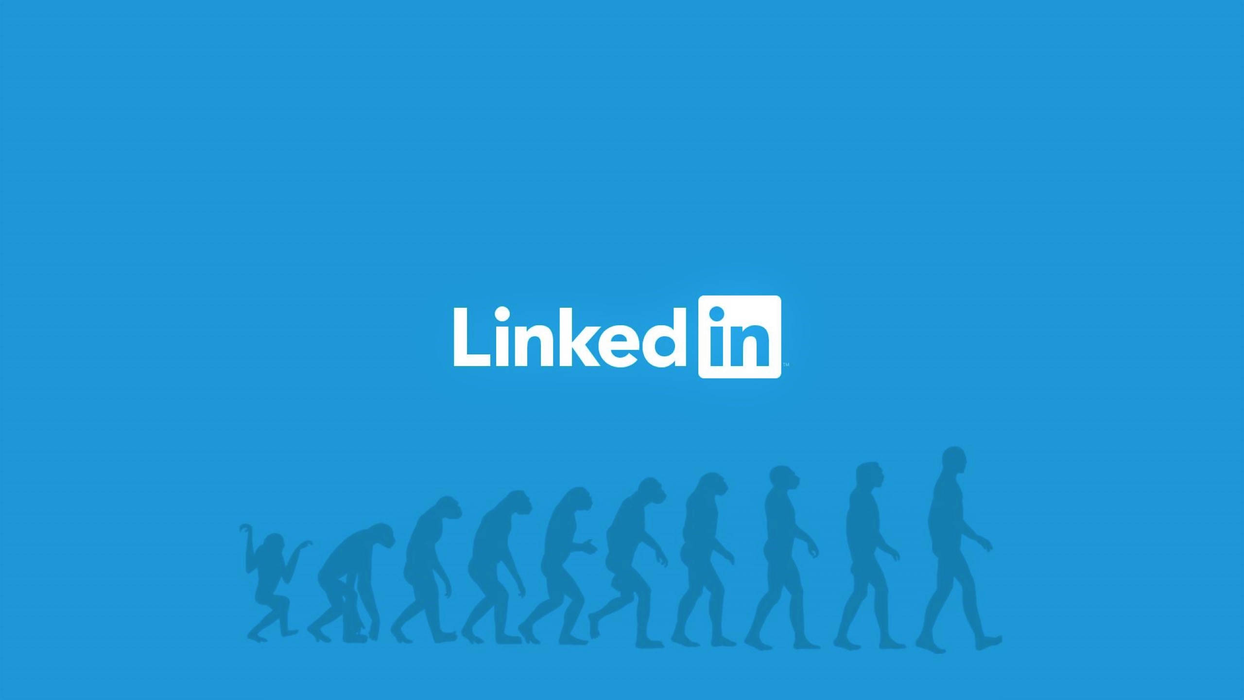 Linkedin 桌布 壁紙 — 藍色背景上，白色LinkedIn標誌位於從猿到人的剪影進化之上。