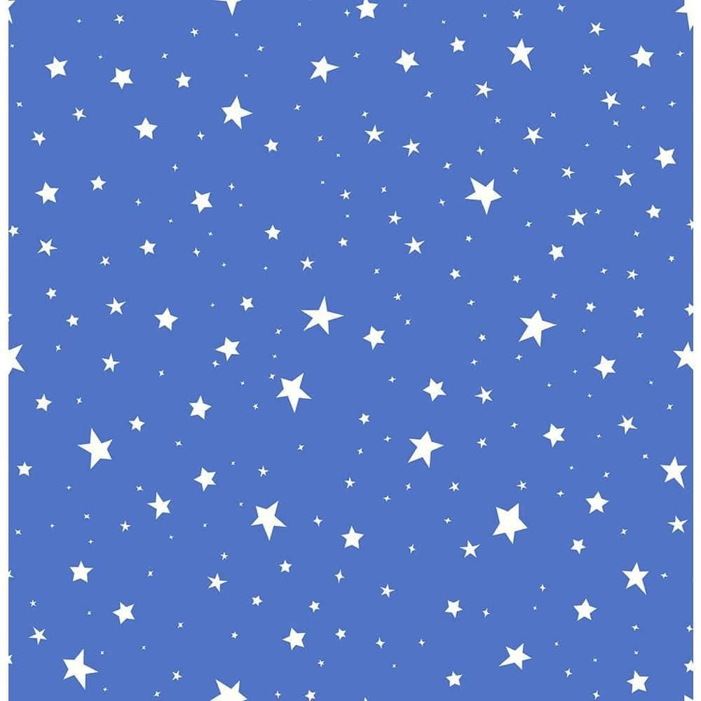 Blue Stars 桌布 壁紙 — 藍色背景上散落著各種大小的白色星星，營造出天體圖案。