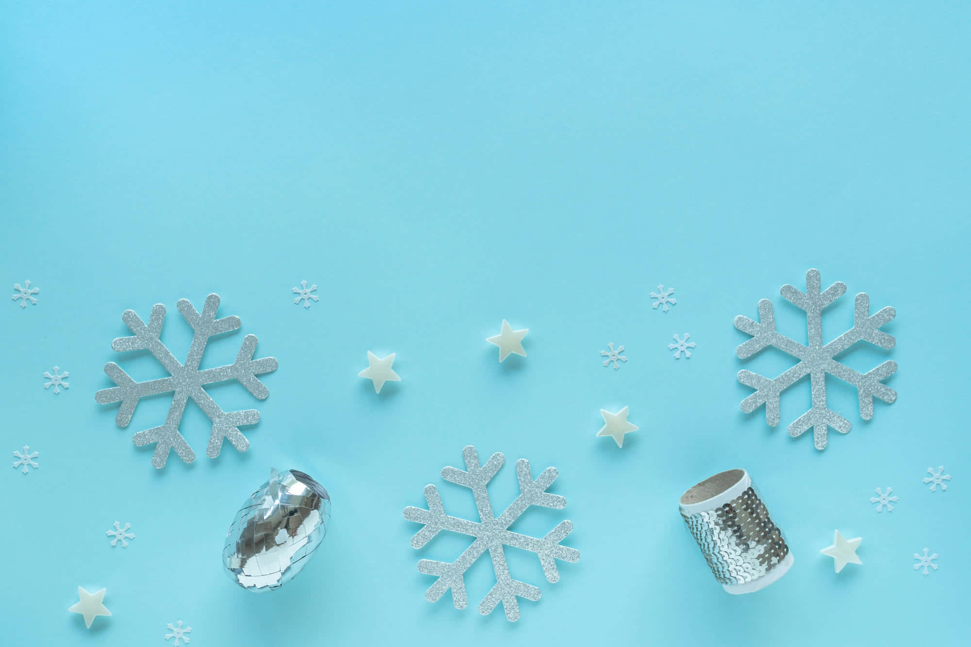 藍色背景搭配雪花與星星 壁紙