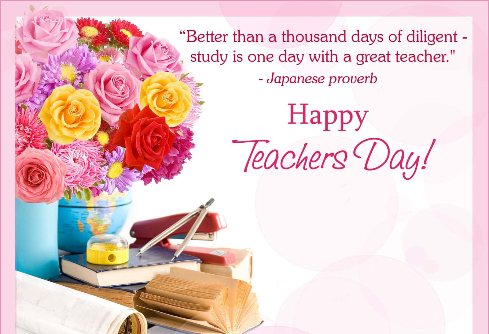 Cute Teacher 桌布 壁紙 — 藍色花瓶中的粉紅、黃色和紅色鮮豔花束，旁邊有書本、筆和地球儀，配上歡樂的教師節祝福。