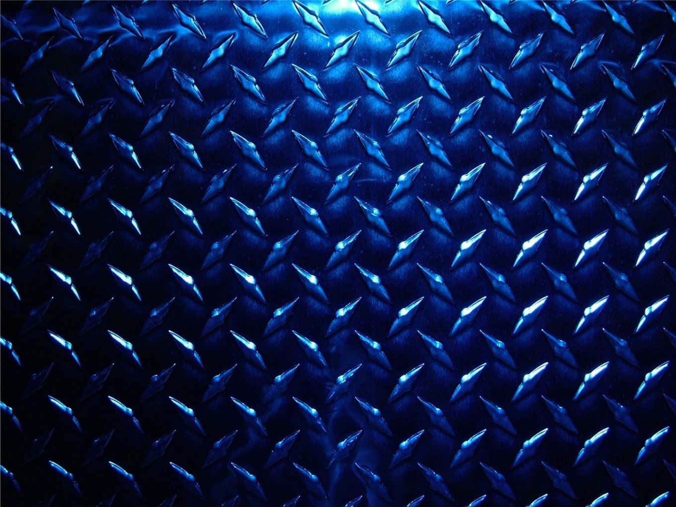 Diamond Plate 桌布 壁紙 — 藍色菱形花紋金屬板的特寫，帶有銳利的高光和深沉的陰影，營造出紋理化的工業外觀。