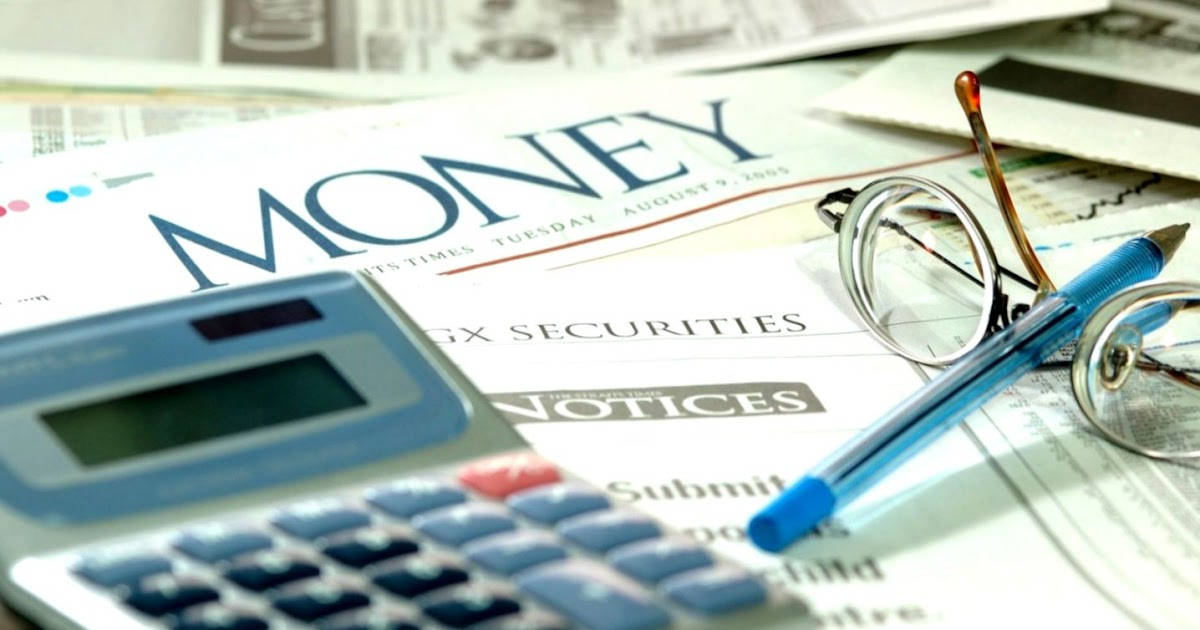 計算機 桌布 壁紙 — 藍色計算機、筆和閱讀眼鏡放在印有粗體「MONEY」標題的財經報紙頁面上的特寫。