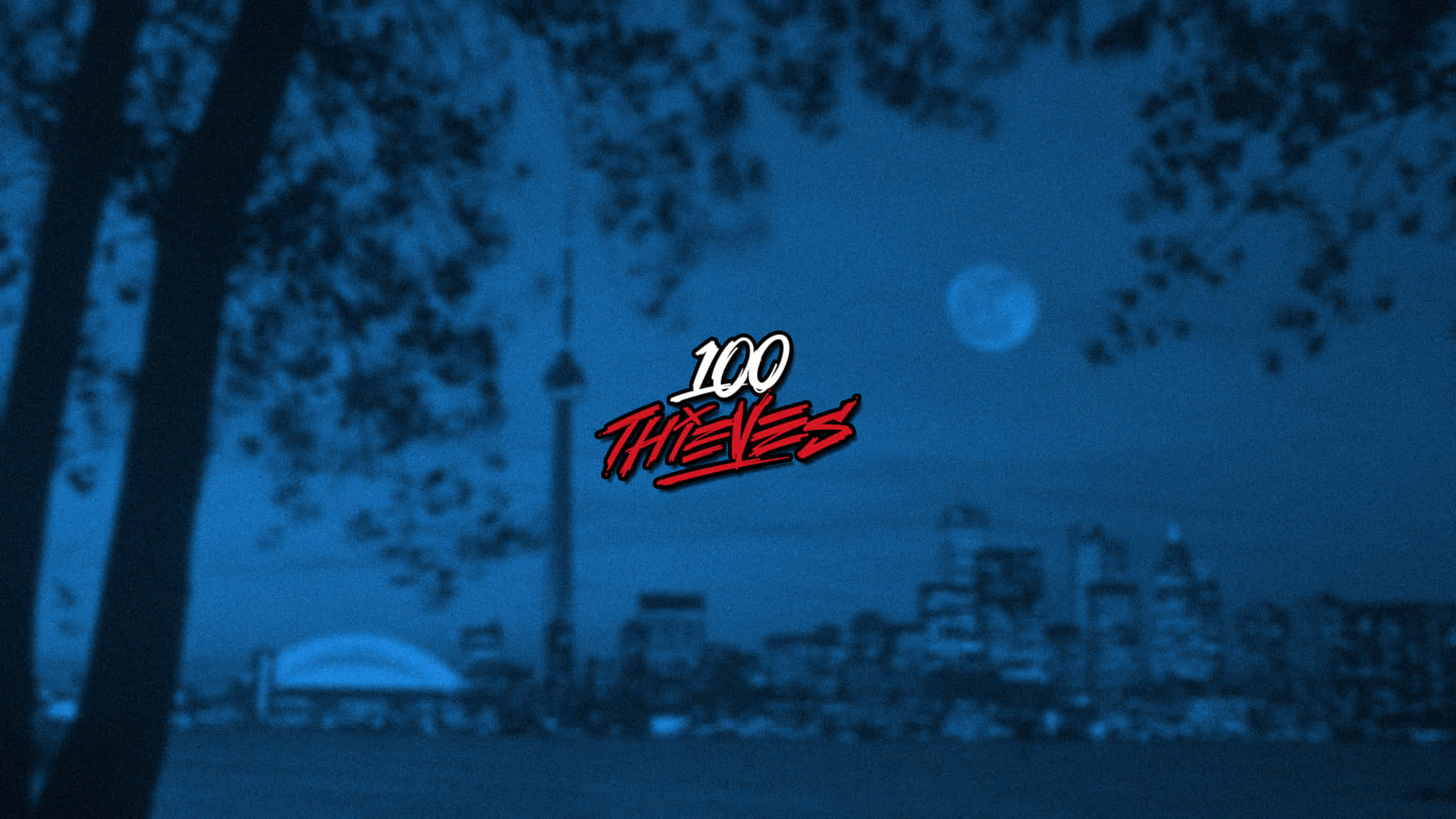 100 Thieves 桌布 壁紙 — 藍色調的夜景城市景觀，滿月和樹枝框住 100 Thieves 標誌。