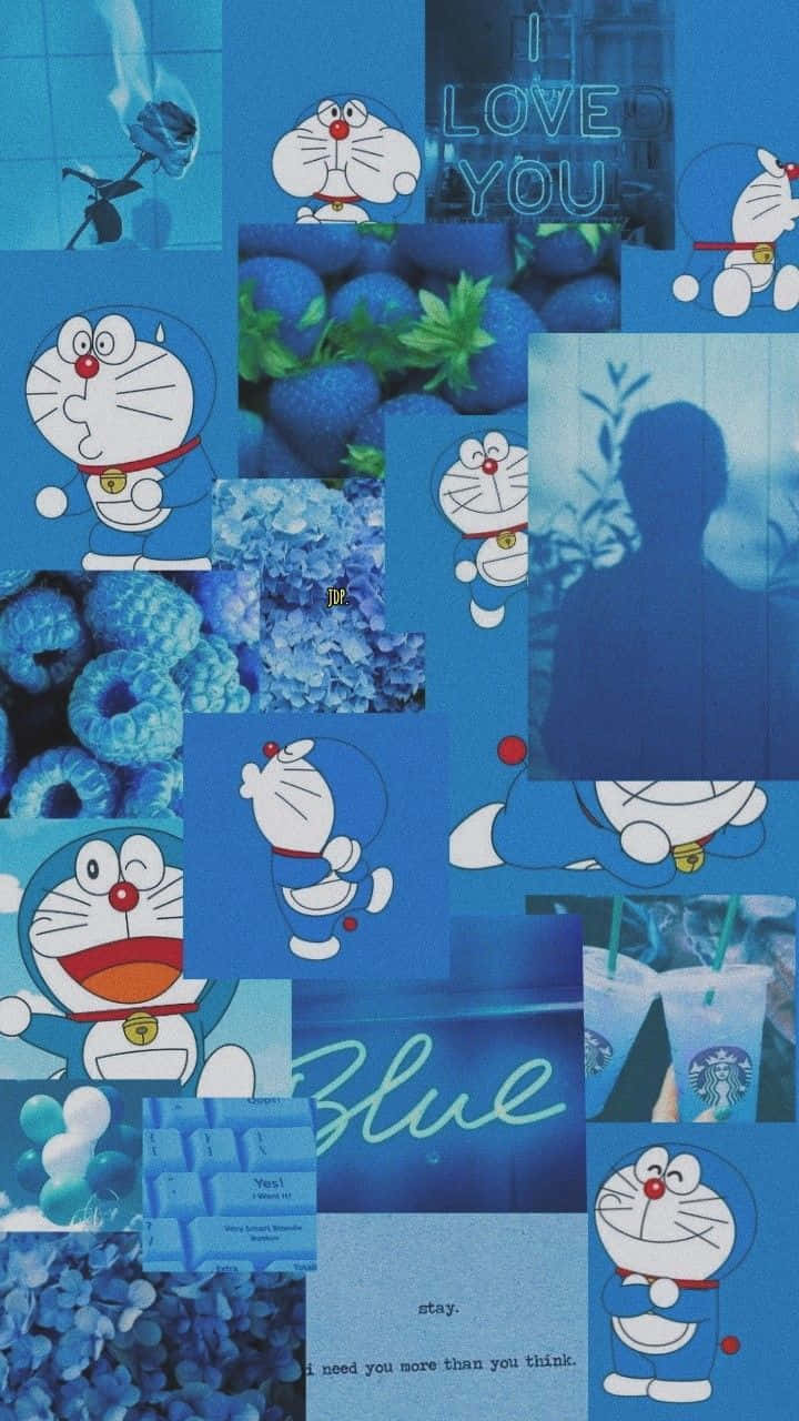 Doraemon 桌布 壁紙 — 藍色調的拼貼壁紙， featuring 哆啦A夢、草莓、繡球花和文字疊加，營造夢幻美學。
