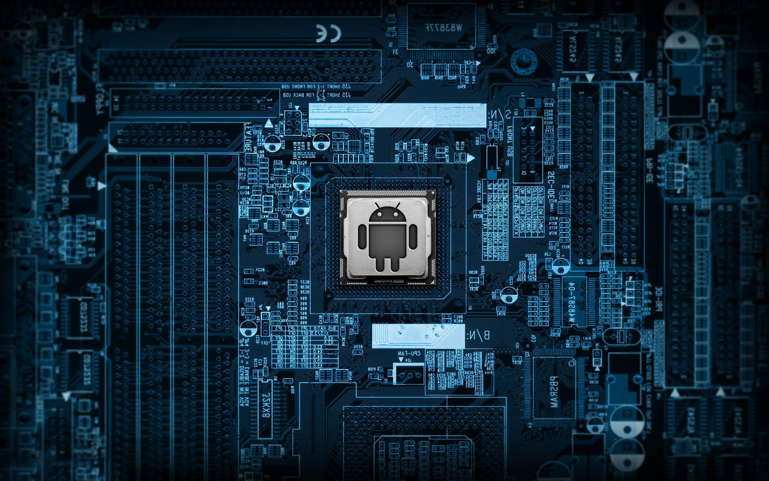 Motherboard 桌布 壁紙 — 藍色調電路板特寫，中央帶有Android標誌晶片，在技術燈光下發光。