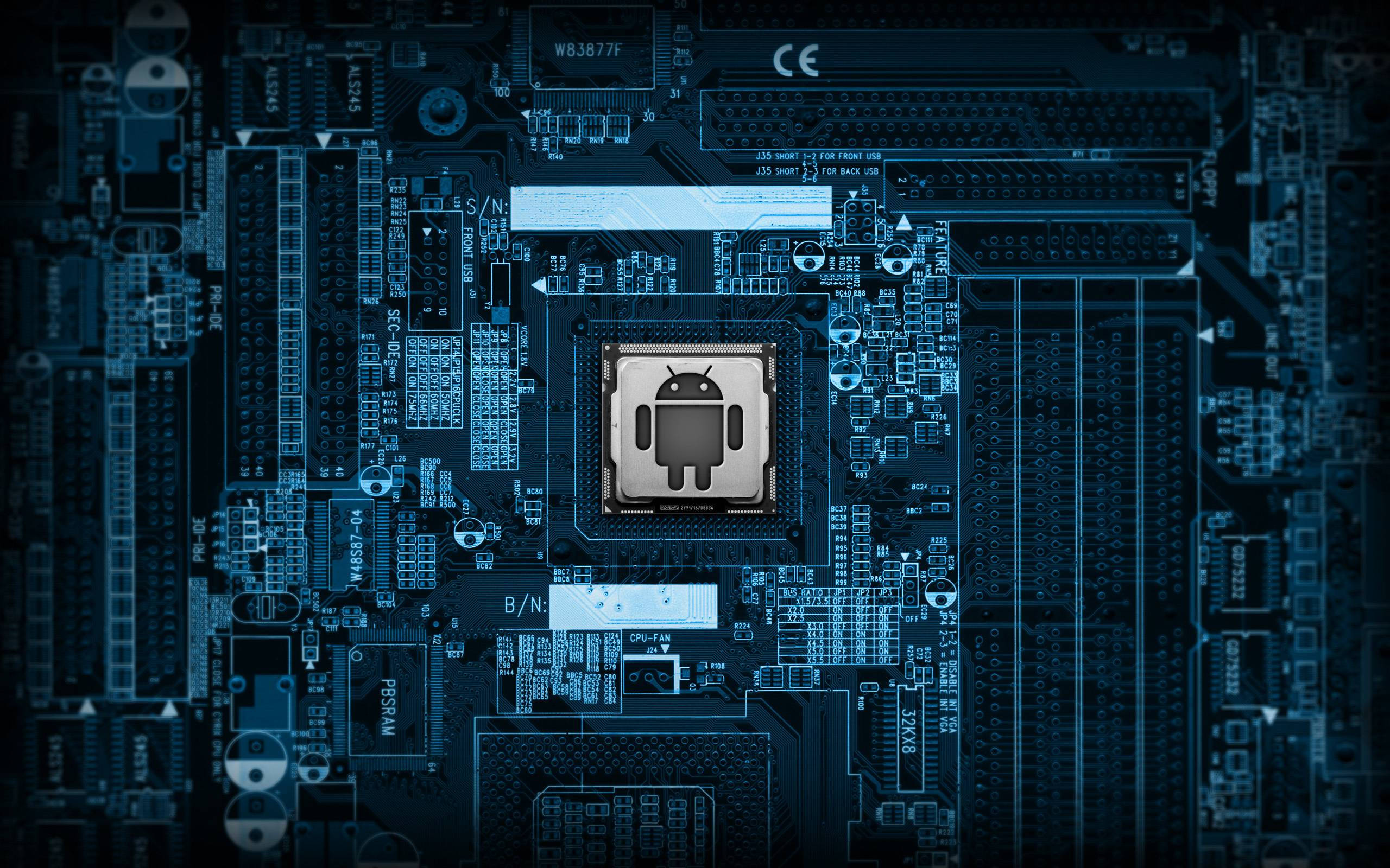 Information 桌布 壁紙 — 藍色調電路板特寫，中央有發光的Android標誌晶片。