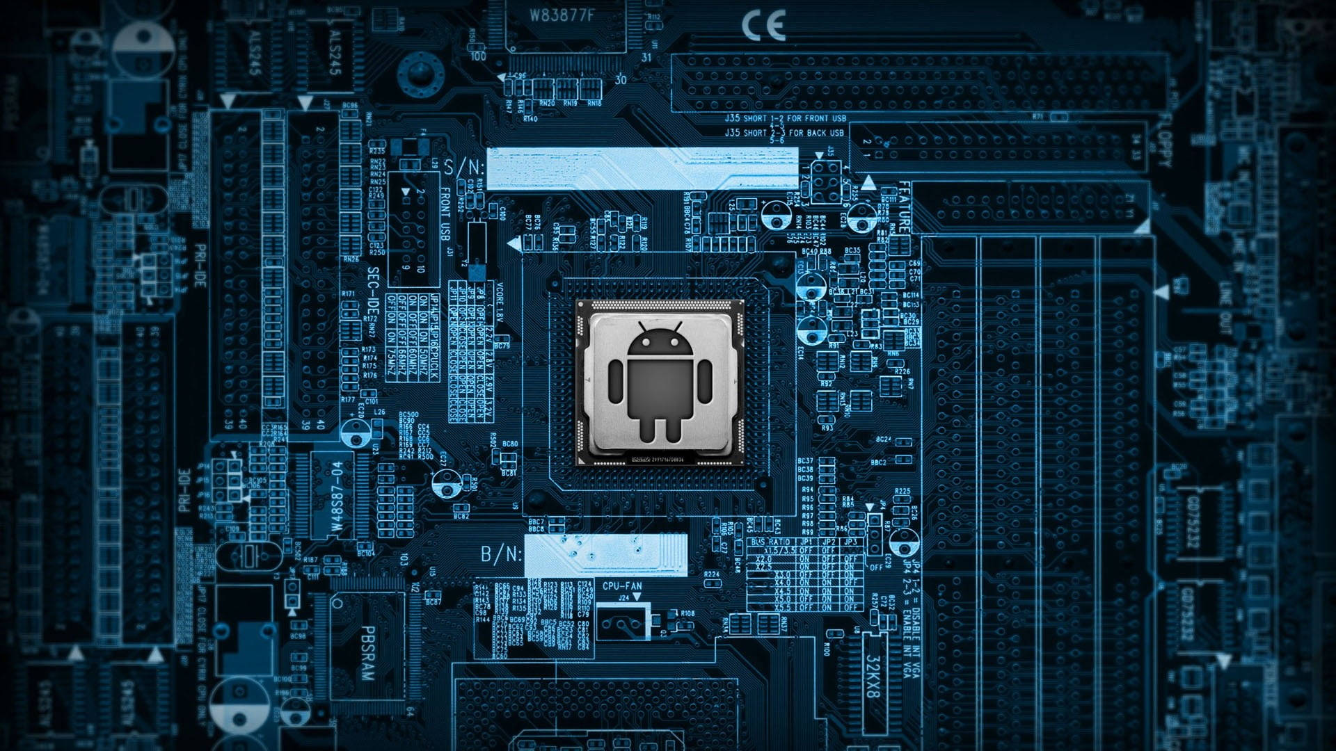 Android Desktop 桌布 壁紙 — 藍色調電路板特寫，處理器中央帶有Android標誌。