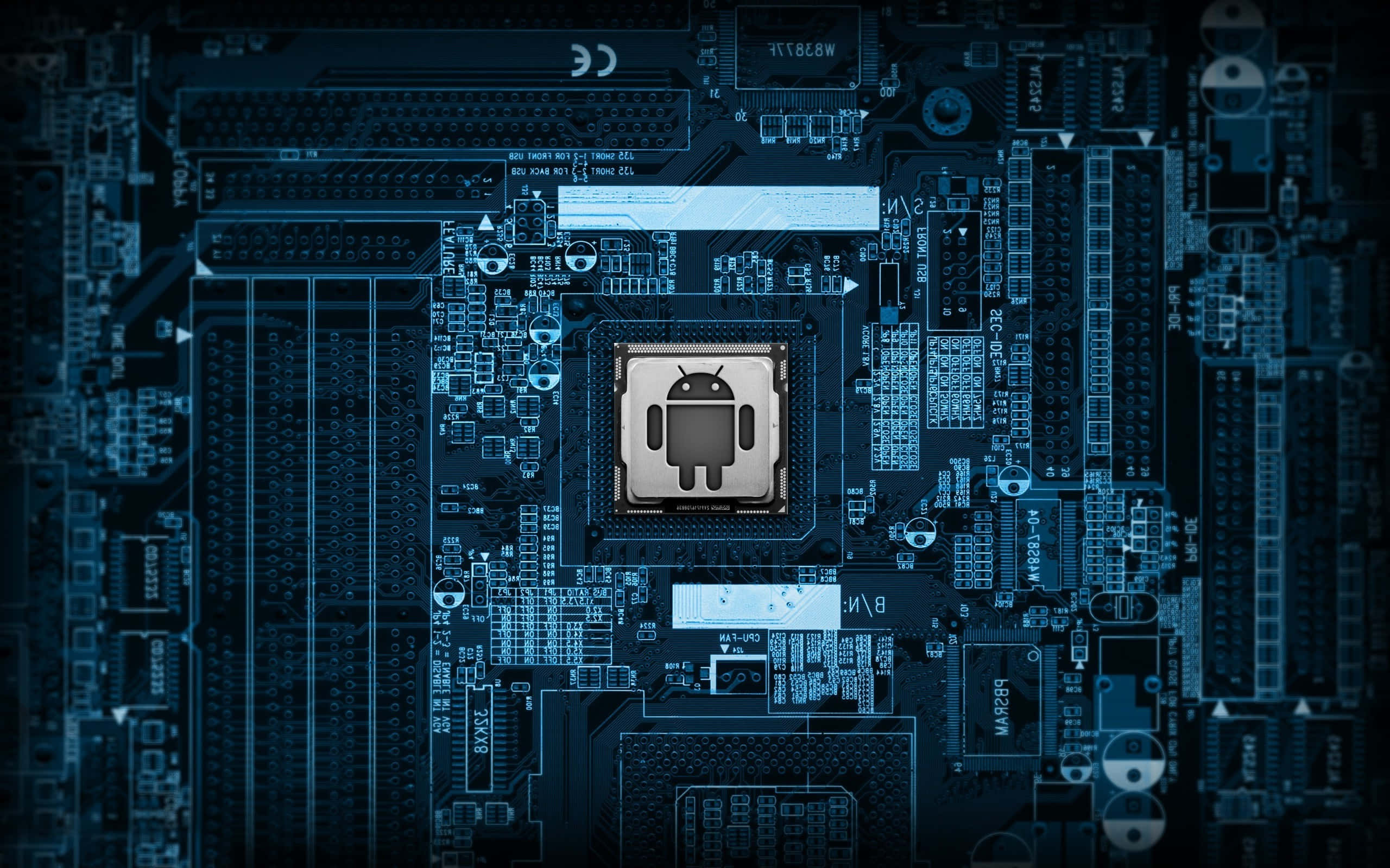 Motherboard 桌布 壁紙 — 藍色調電路板的特寫，中央有一個Android標誌晶片，周圍環繞著複雜的電子元件。