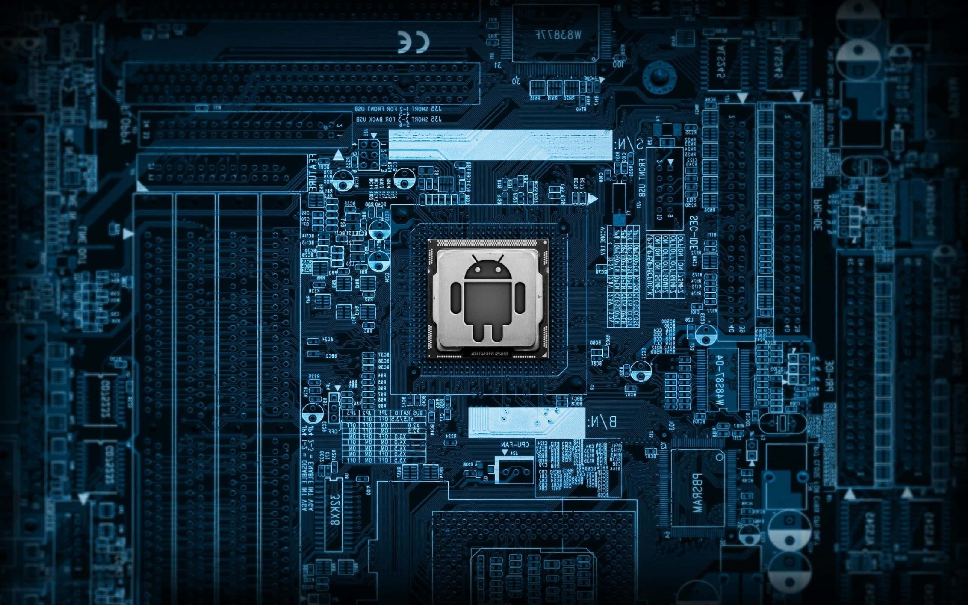 4K Processor 桌布 壁紙 — 藍色調電路板的特寫，中央發光的Android標誌晶片。