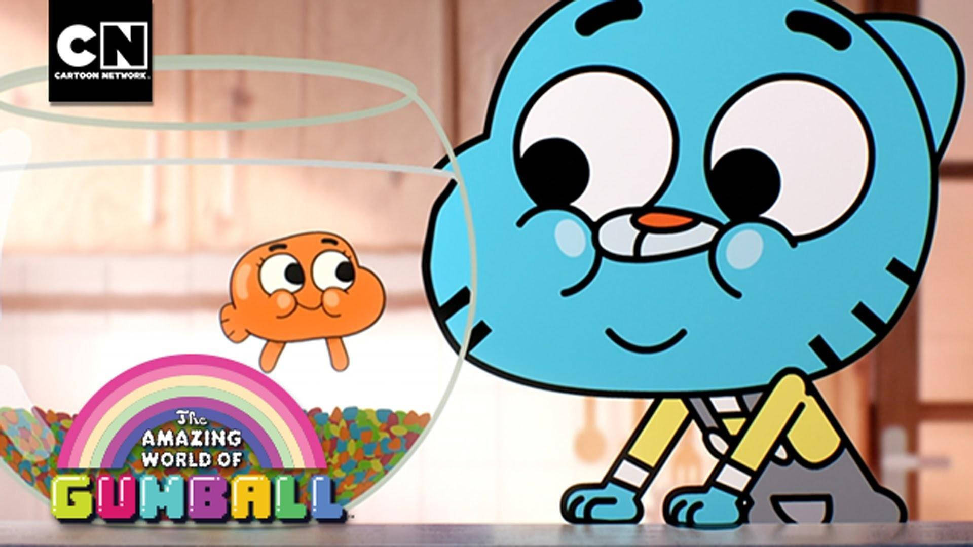 Gumball 桌布 壁紙 — 藍色貓 Gumball 在一個充滿彩虹糖果的彩色魚缸裡，在他橙色魚朋友旁邊微笑。