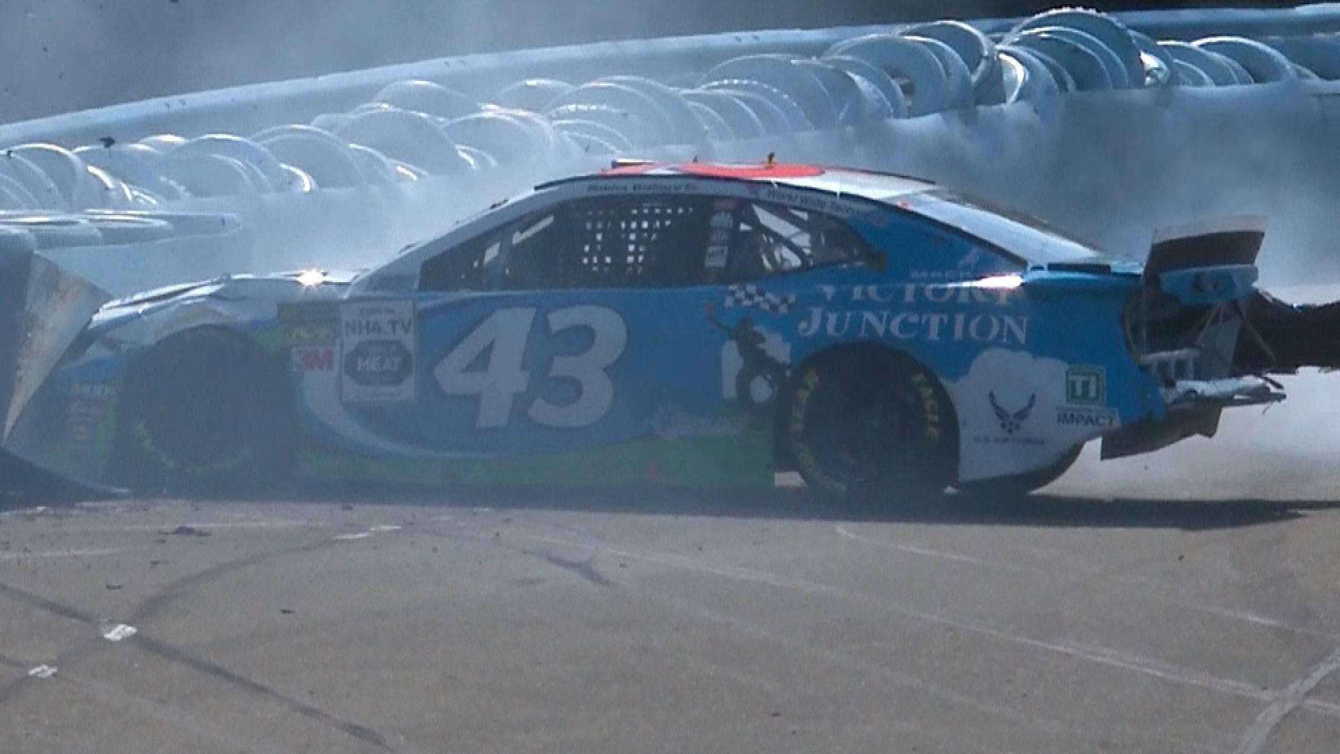 Bubba Wallace 桌布 壁紙 — 藍色賽車43號撞上牆壁，在賽道上噴出煙霧。
