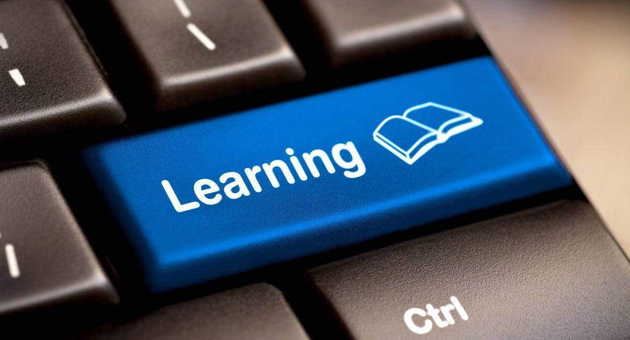 藍色鍵盤按鍵，標有 Learning 並帶有打開的書本圖示。 — 鍵盤 GIF 壁紙