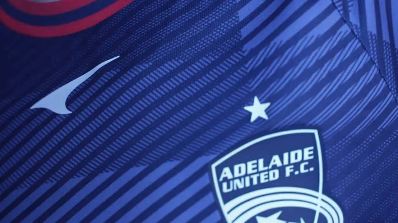 Adelaide United 桌布 壁紙 — 藍色阿德萊德聯足球會球衣的特寫，帶有白色星星和Nike標誌，布料有紋理。