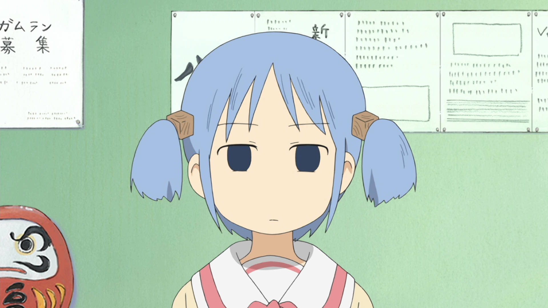 Nichijou 桌布 壁紙 — 藍色雙馬尾動漫女孩在綠色牆壁和日本海報的教室裡茫然凝視。