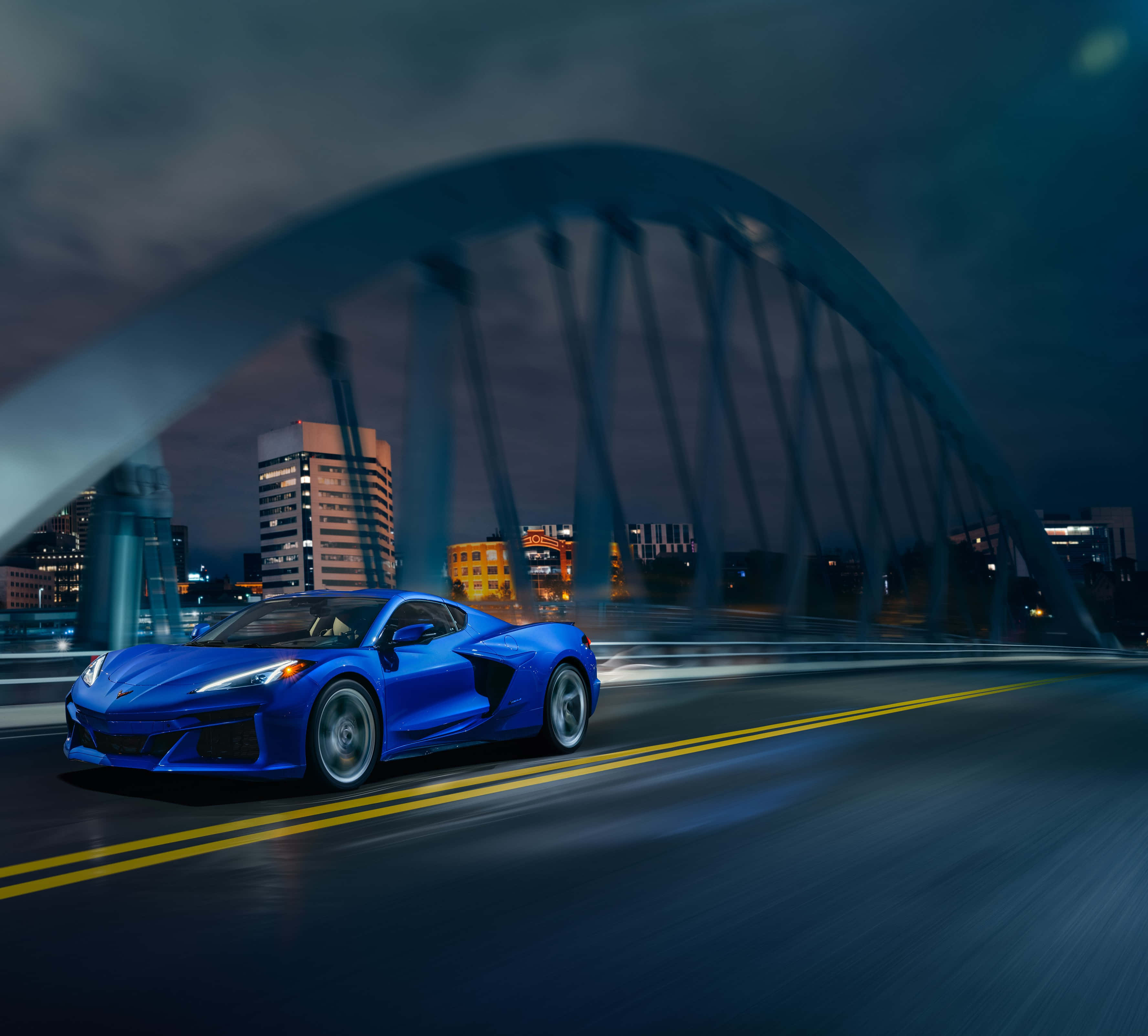 藍色雪佛蘭Corvette C7夜間行駛於橋上 壁紙