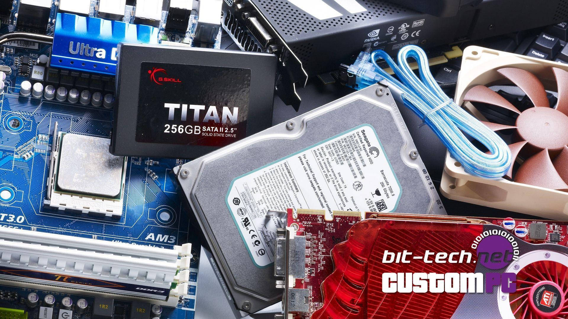 Motherboard 桌布 壁紙 — 藍色電路板上排列著各種電腦硬體，包括SSD、主機板和散熱風扇的特寫。