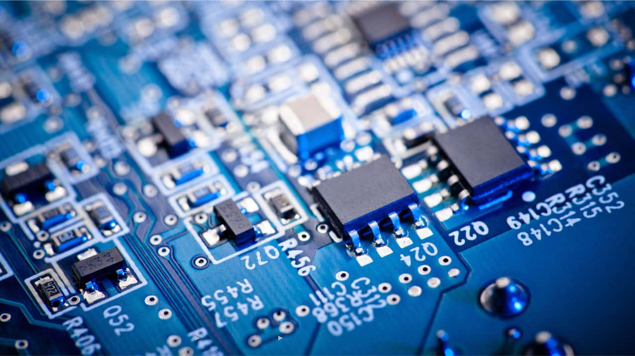 Electronics 桌布 壁紙 — 藍色電路板的特寫，上面有複雜的電子零件和焊錫連接，在明亮燈光下。