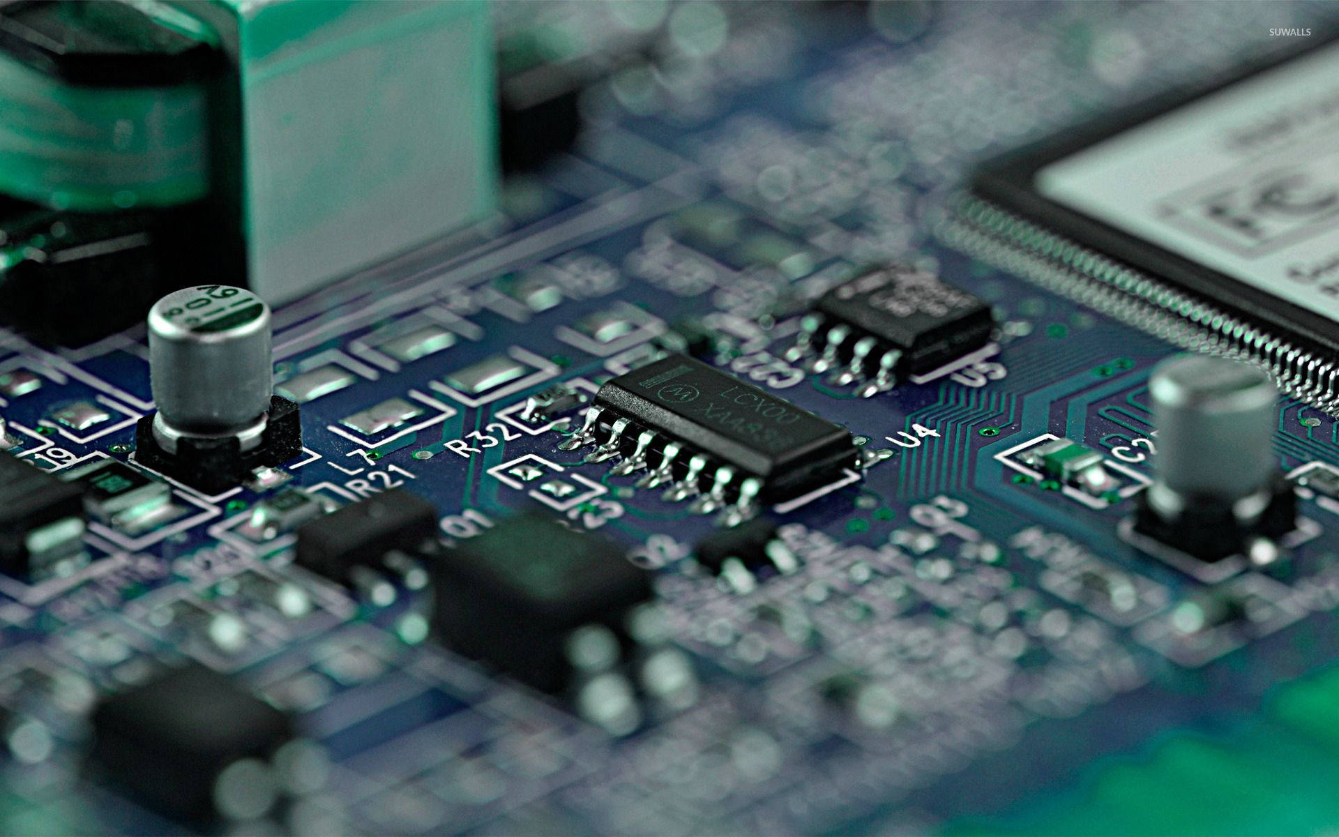 Circuit 桌布 壁紙 — 藍色電路板的特寫微距鏡頭，帶有複雜的電子元件和焊接連接。