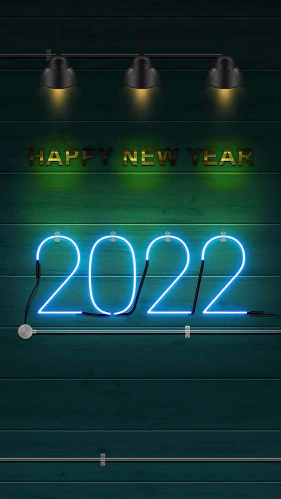 新年 桌布 壁紙 — 藍色霓虹燈 '2022' 在深色木紋上發光，配上 'HAPPY NEW YEAR' 文字和溫暖的頭頂燈光。