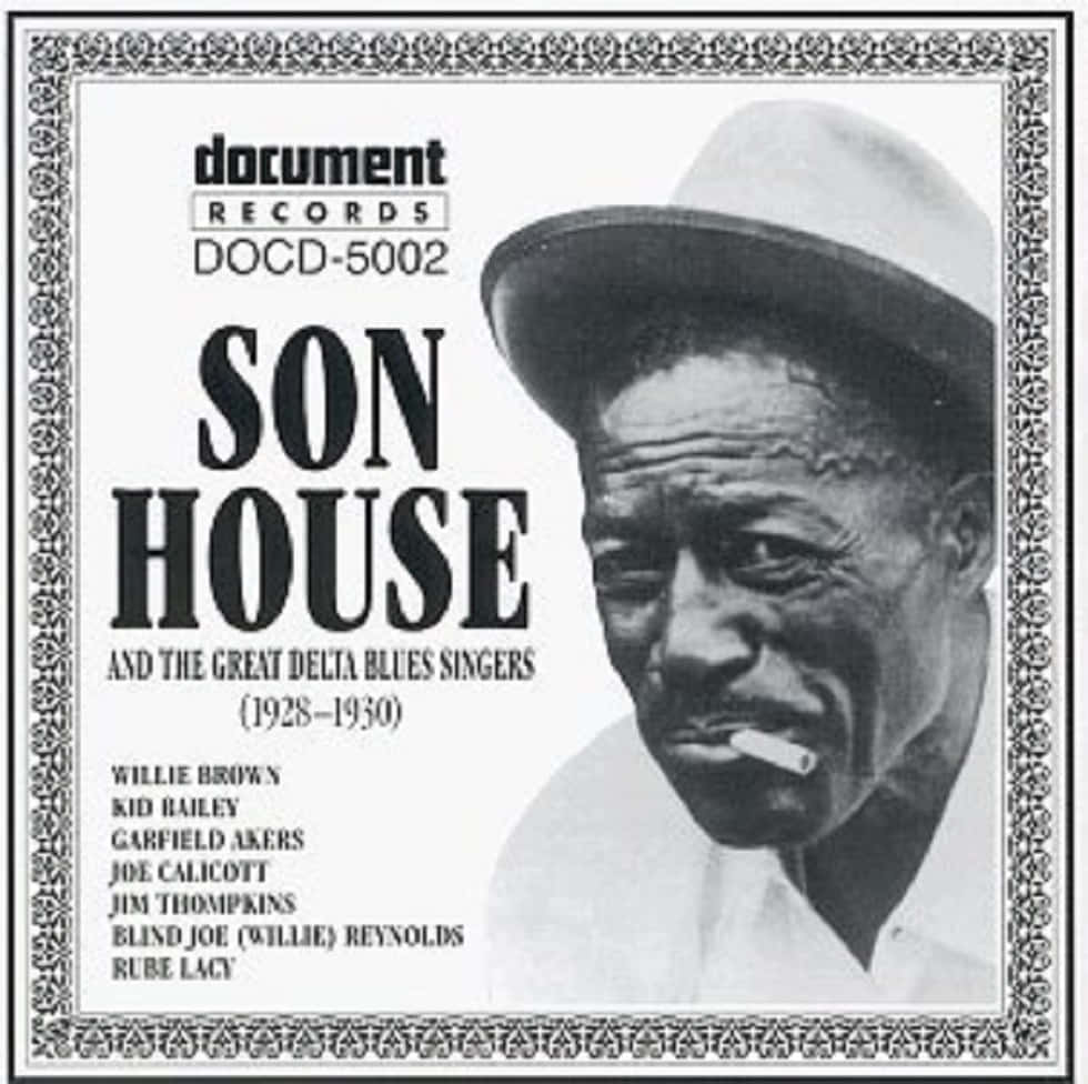 Legend 桌布 壁紙 — 藍調音樂家 Son House 的黑白肖像，戴著軟呢帽，嘴裡叼著香煙，背景是裝飾邊框。