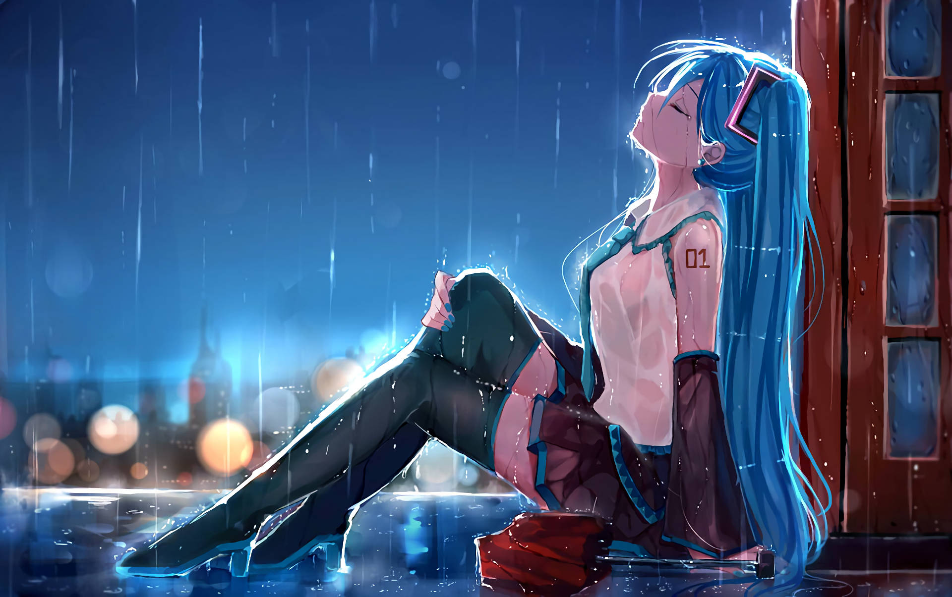 動漫女孩 桌布 壁紙 — 藍髮動漫女孩坐在雨中，背後城市燈光柔和閃爍。