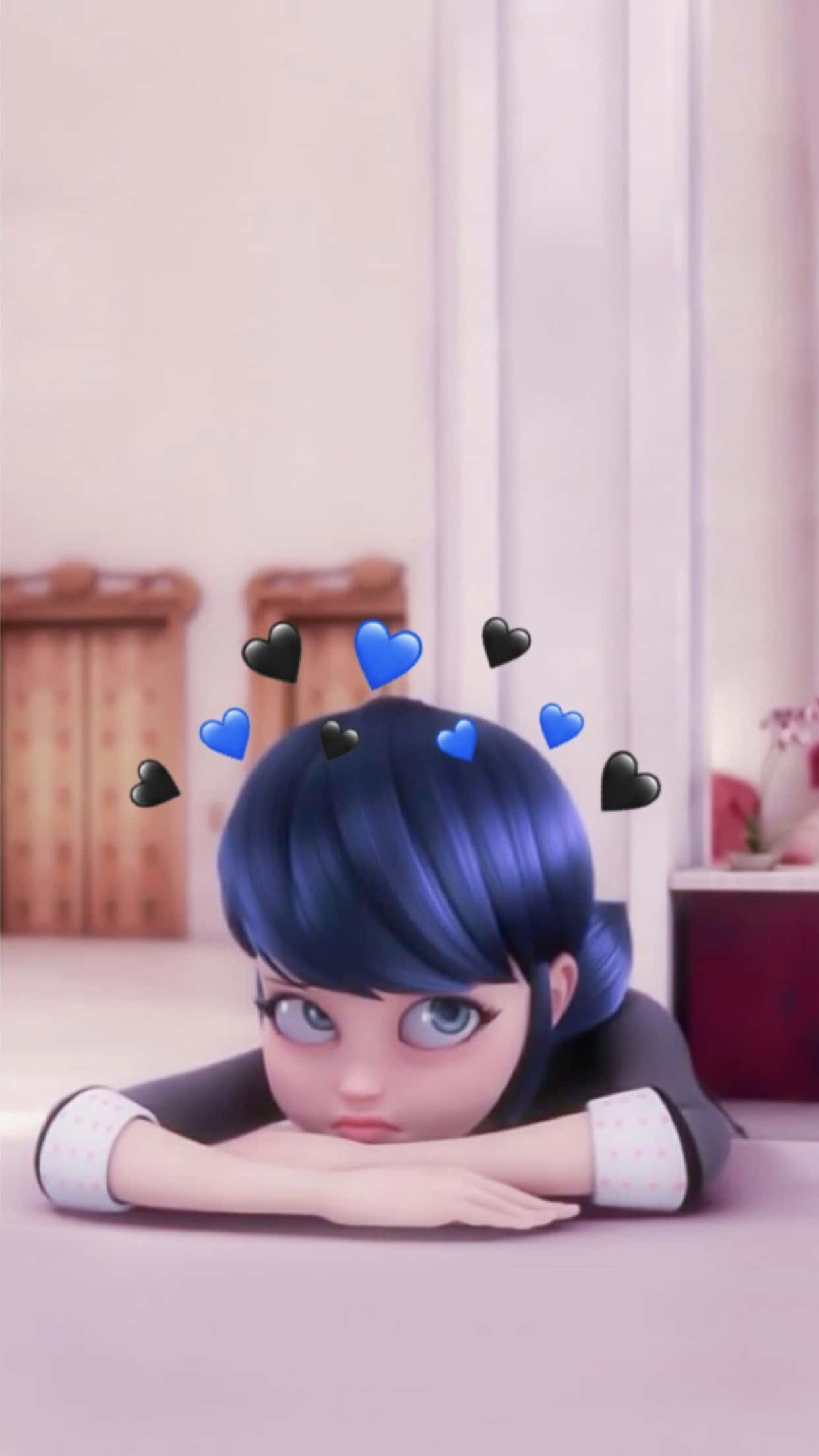 Cartoon Aesthetic iPhone 桌布 壁紙 — 藍髮動漫女孩將下巴擱在桌上雙臂上，頭部周圍漂浮著藍色和黑色的心形。