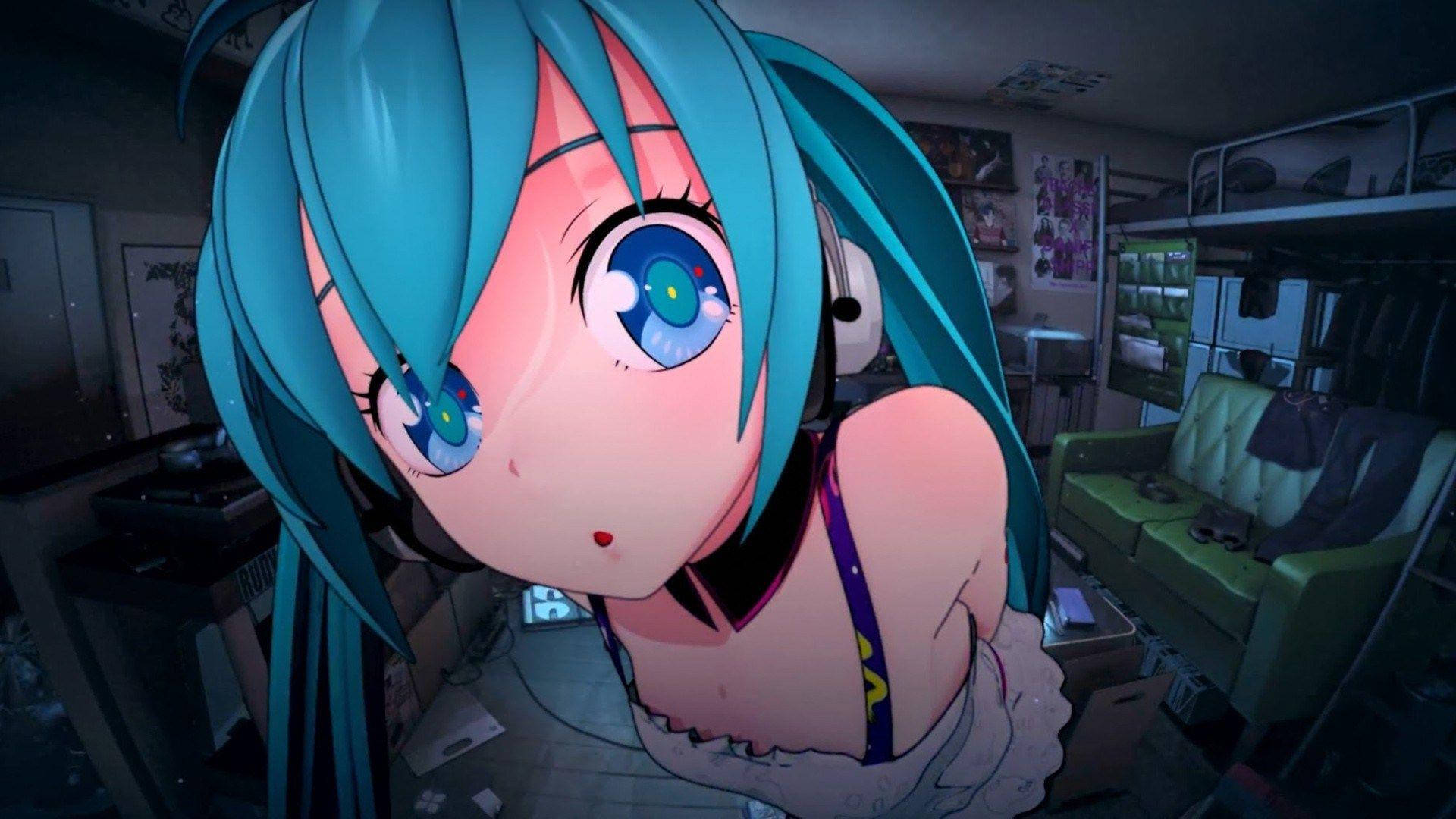 初音未來 桌布 壁紙 — 藍髮動漫女孩戴著耳機在雜亂昏暗的房間中的特寫。