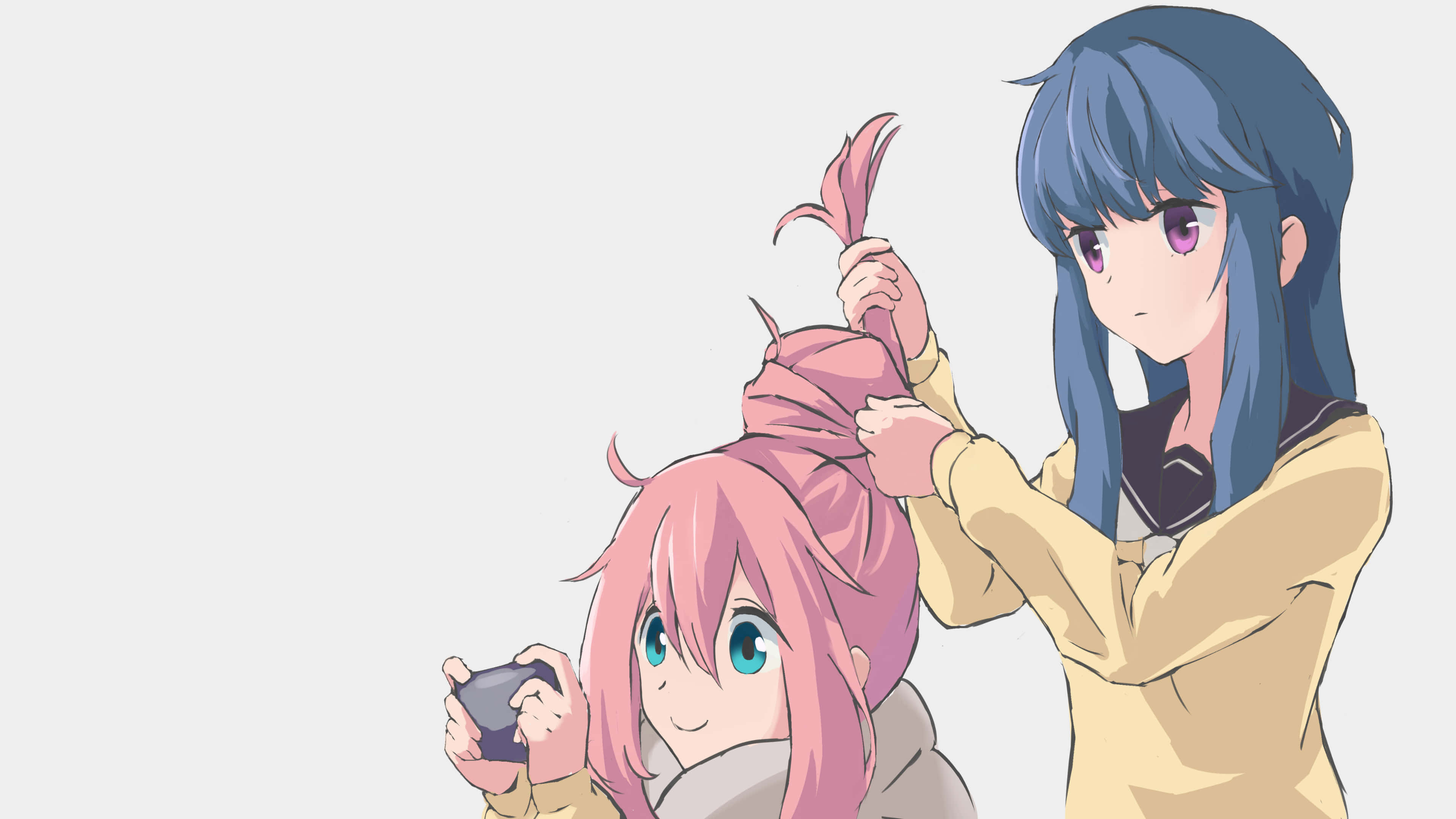 Laid Back Camp 桌布 壁紙 — 藍髮動漫女孩正在為粉紅髮女孩整理頭髮，後者微笑著拿著手機，背景為純色。