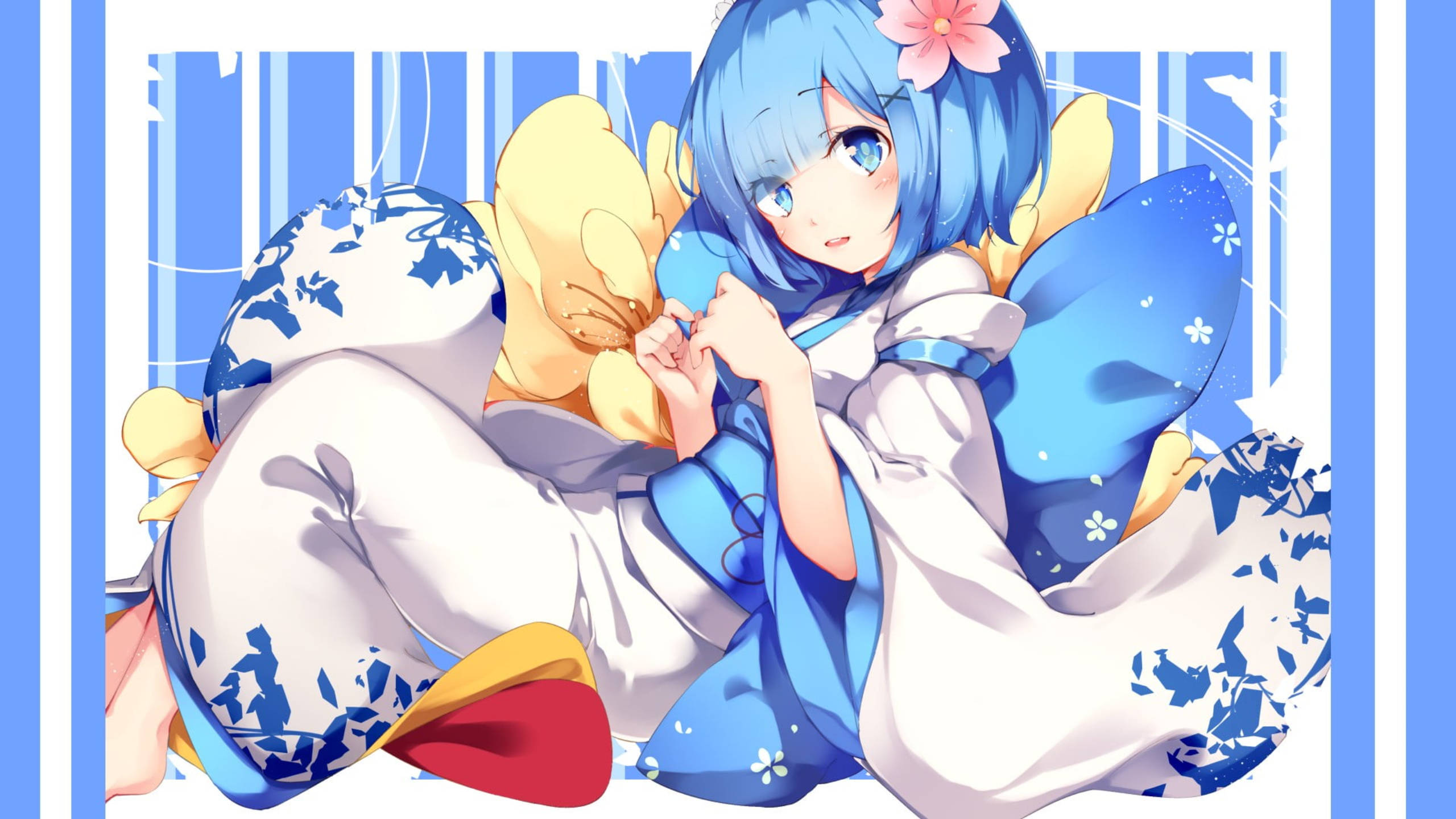 Rem 桌布 壁紙 — 藍髮動漫女孩穿著白藍色花卉浴衣，蜷縮著抱著黃色毛絨玩具，背景是藍色條紋。