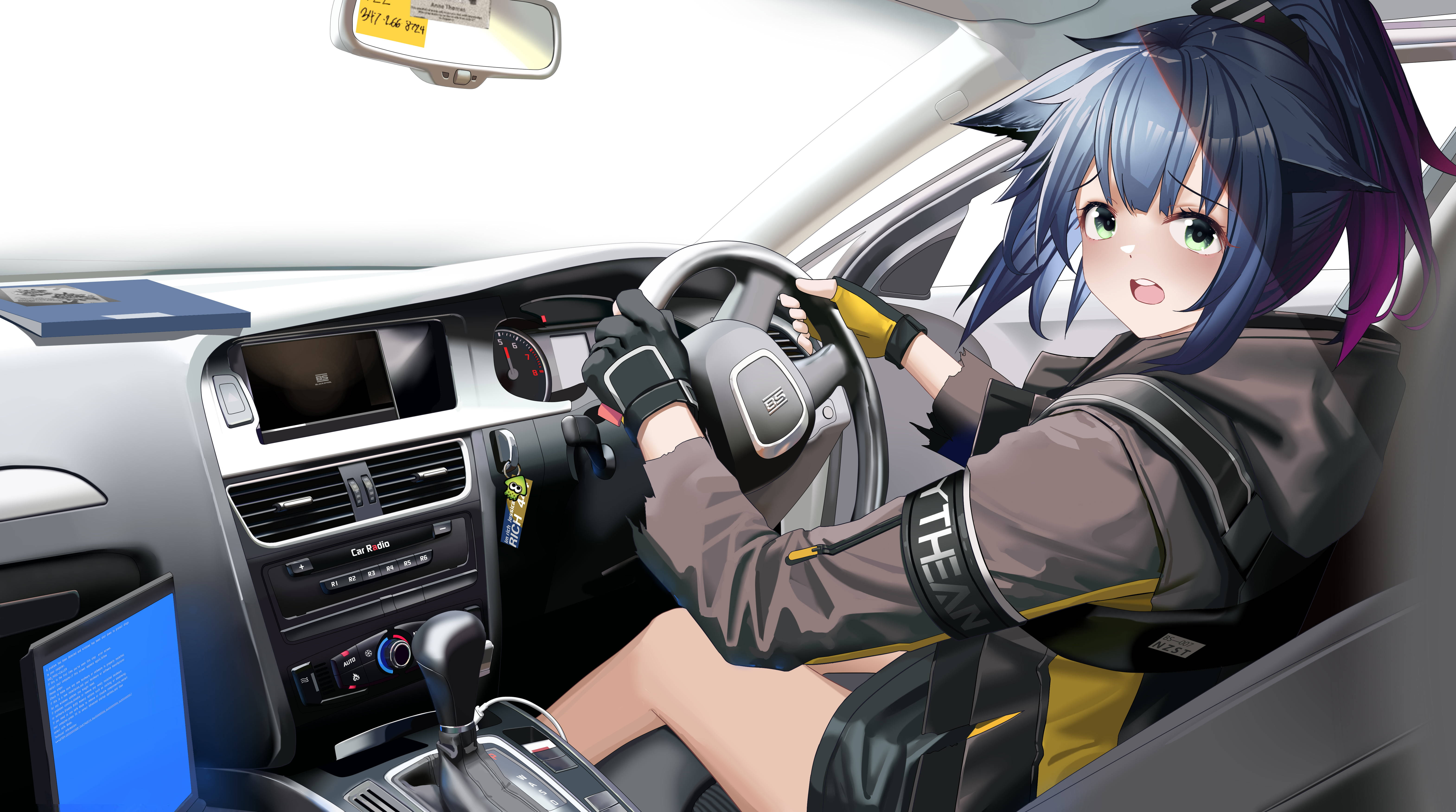 Tomboy Anime Girl 桌布 壁紙 — 藍髮動漫女孩駕駛現代汽車，雙手放在方向盤上，表情驚訝。