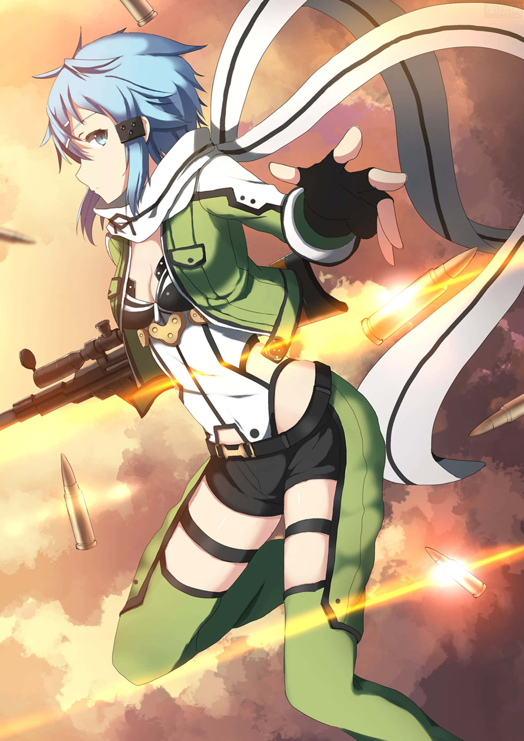 Sinon 桌布 壁紙 — 藍髮動漫少女身穿綠色和白色戰鬥裝備，在子彈劃過火紅夕陽天空時開槍射擊。