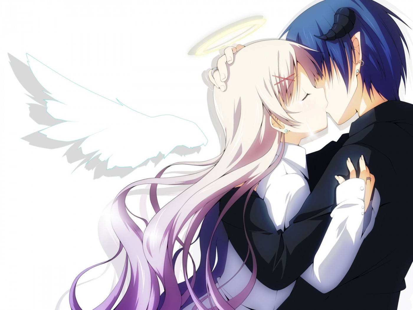Anime Blue Boy 桌布 壁紙 — 藍髮動漫男孩親吻一位白翼女孩，她有紫色頭髮和臉頰上的紅色十字標記。