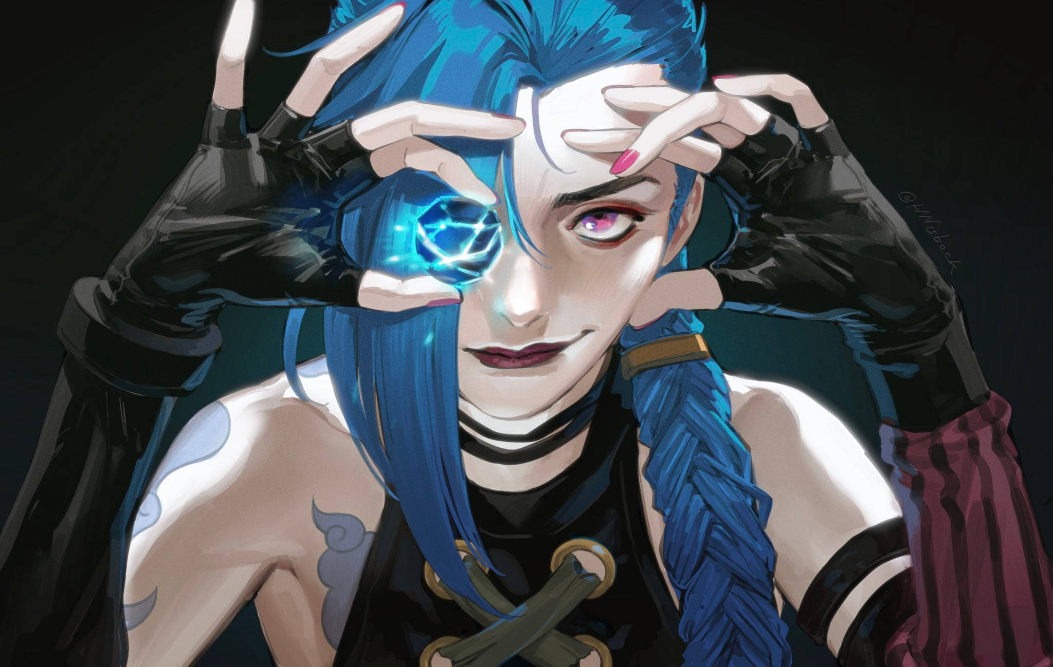 Jinx 桌布 壁紙 — 藍髮動漫角色，眼睛發出藍光和粉光，在黑暗背景中手指間夾著發光球體。