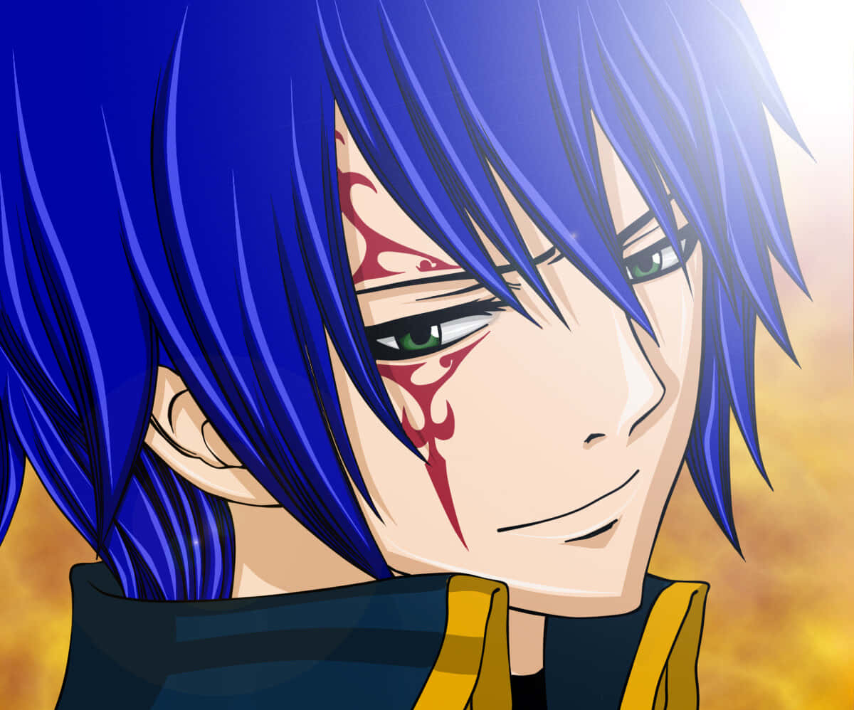 Jellal Fernandes 桌布 壁紙 — 藍髮動漫角色特寫，帶有紅色部落標記，在溫暖發光的背景上露出得意的笑容。
