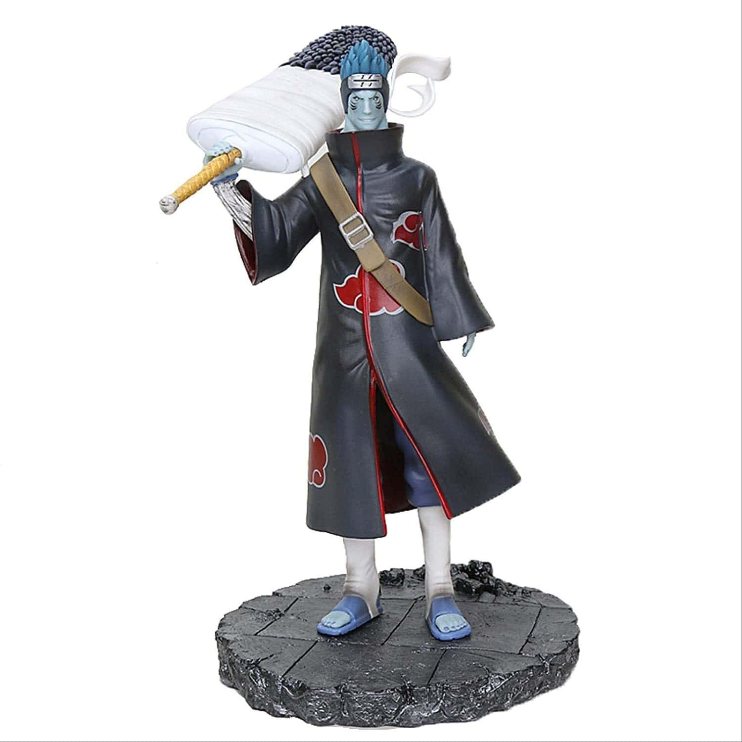 Akatsuki Kisame 桌布 壁紙 — 藍髮忍者身穿帶有紅色雲紋的黑色斗篷，手持卷軸立於石質底座上的動漫人偶。