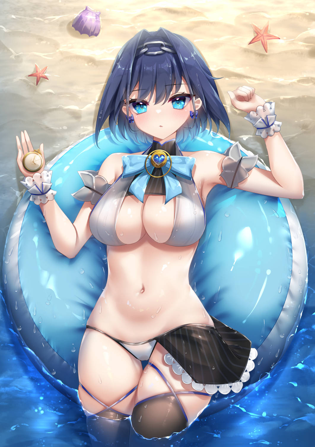 Hololive 桌布 壁紙 — 藍髮藍眼的動漫女孩躺在藍色充氣圈上，在沙灘上放鬆，周圍有海星和貝殼。