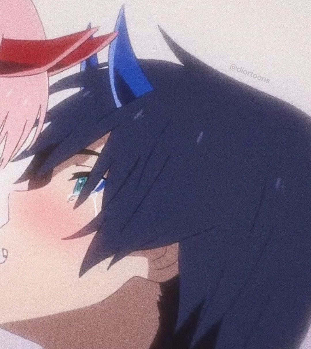 Aesthetic Anime Pfp 桌布 壁紙 — 藍髮角少女近距離特寫，靠在粉紅髮同伴身上輕聲哭泣。
