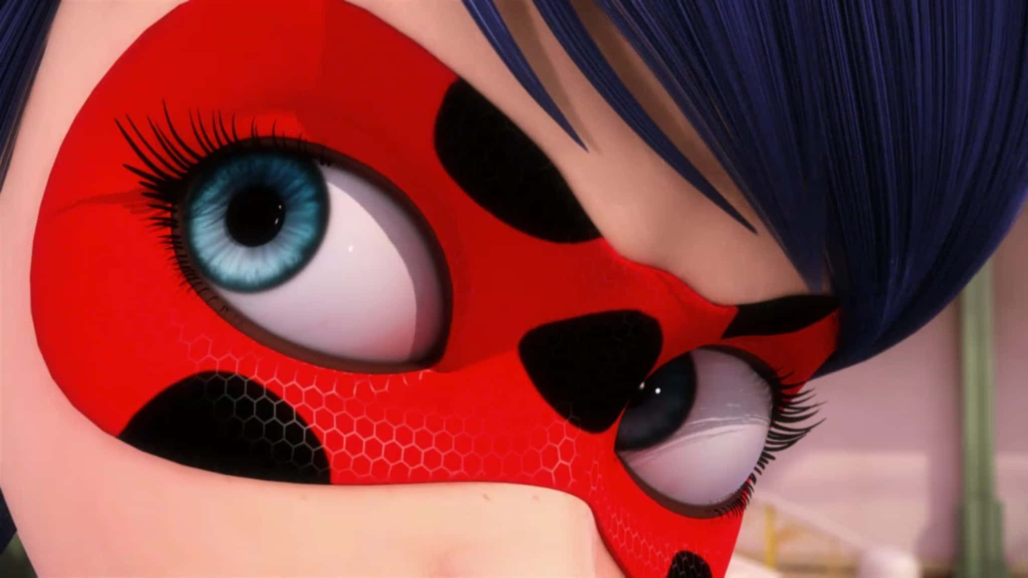 Miraculous 桌布 壁紙 — 藍髮角色戴著紅色瓢蟲面具的特寫，露出強烈的藍色眼睛。