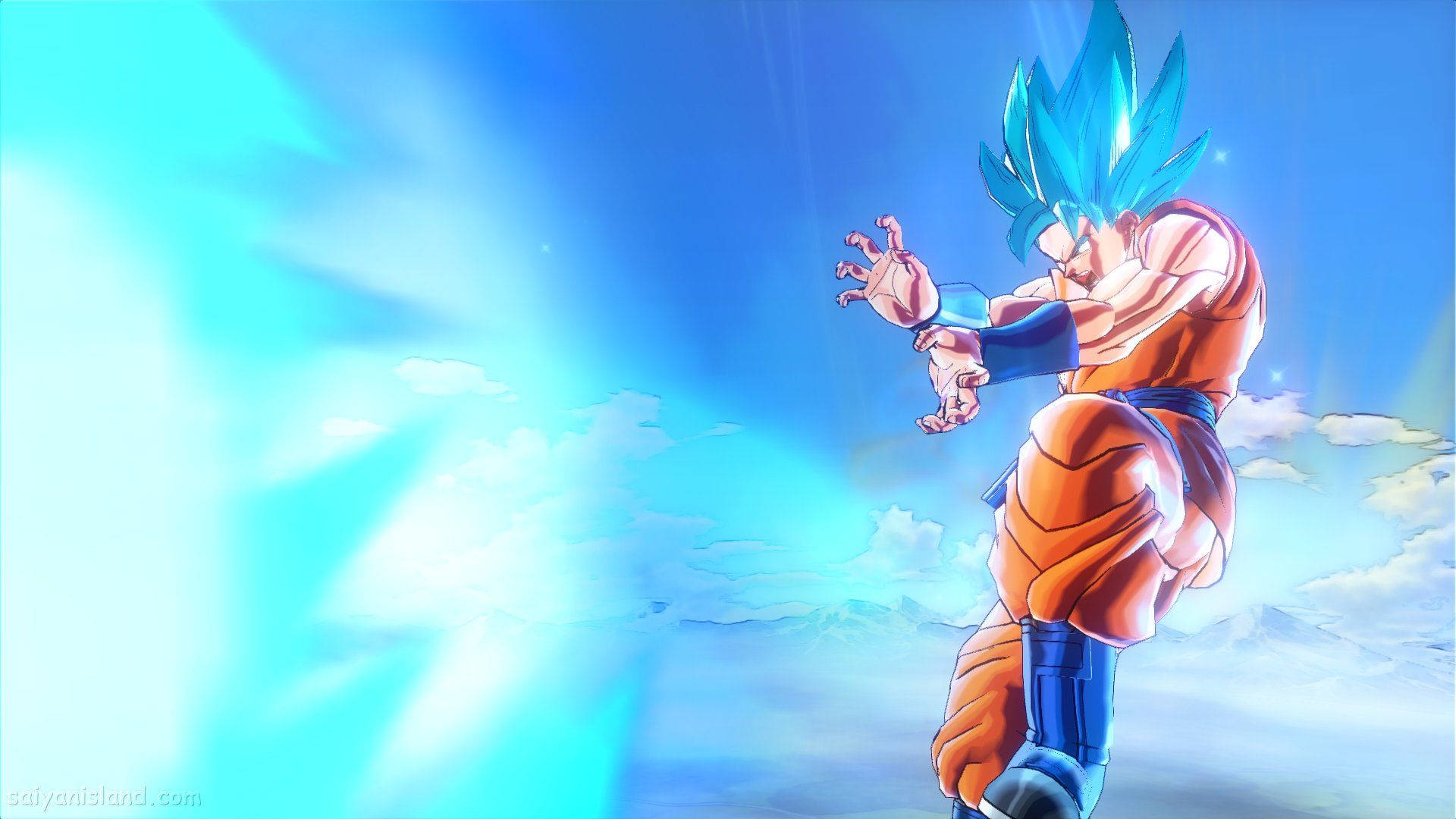 kaioken 桌布 壁紙 — 藍髮超級賽亞人悟空身穿橙色道服，在晴朗有雲的天空下釋放出發光的藍色能量衝擊波。