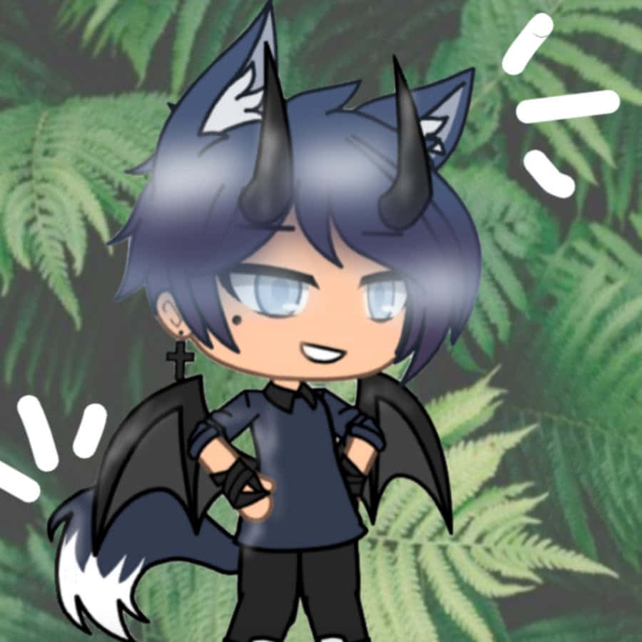 Gacha 桌布 壁紙 — 藍髮黑翼的Q版動漫惡魔自信地站在茂密的綠色蕨類森林中。
