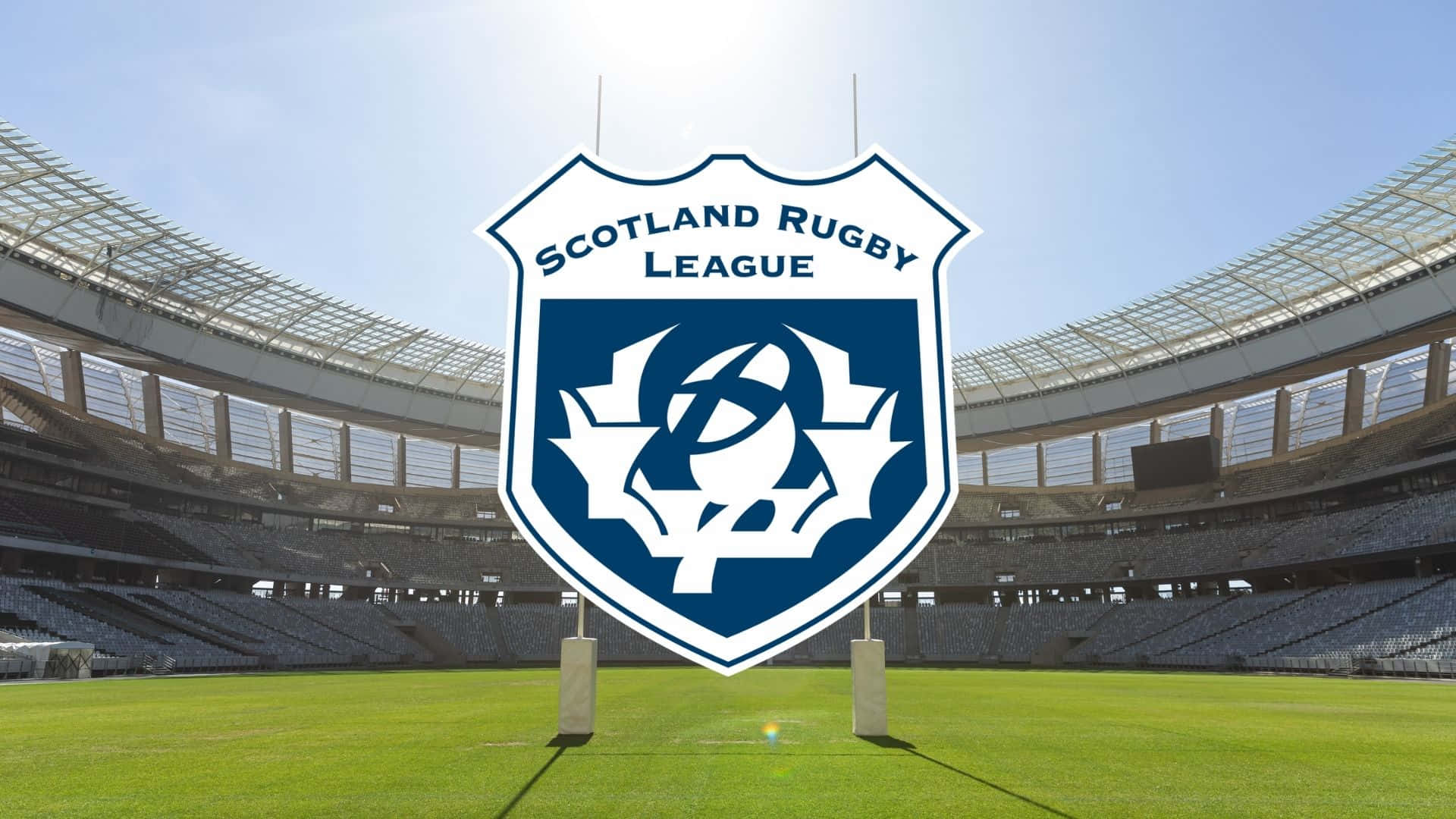 Scotland Rugby 桌布 壁紙 — 蘇格蘭橄欖球聯盟標誌顯眼地展示在一個廣闊空蕩蕩的體育館內陽光明媚的橄欖球場上。