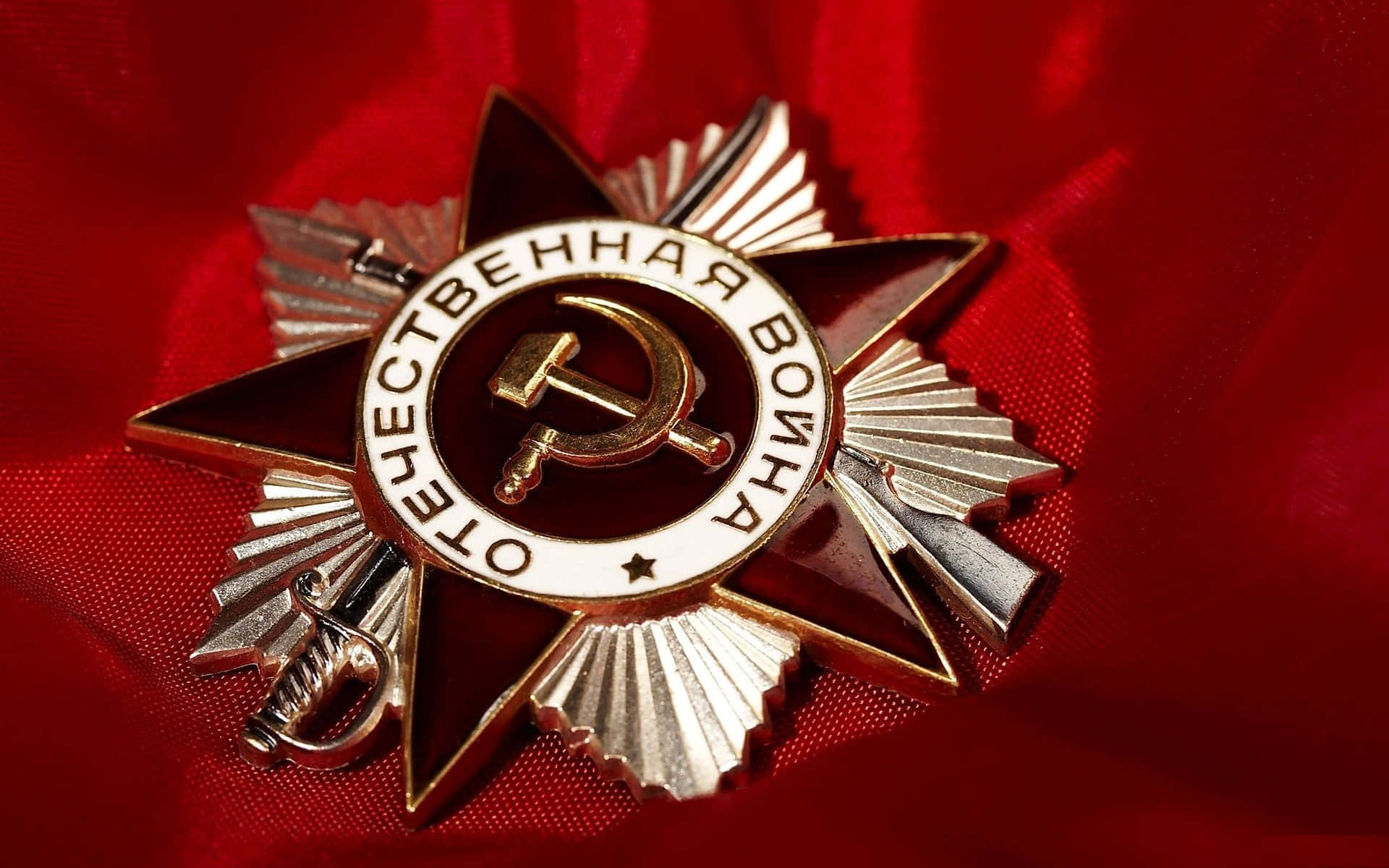 Russia 桌布 壁紙 — 蘇聯衛國戰爭勳章的特寫，在濃郁的紅色天鵝絨布料上閃閃發光。