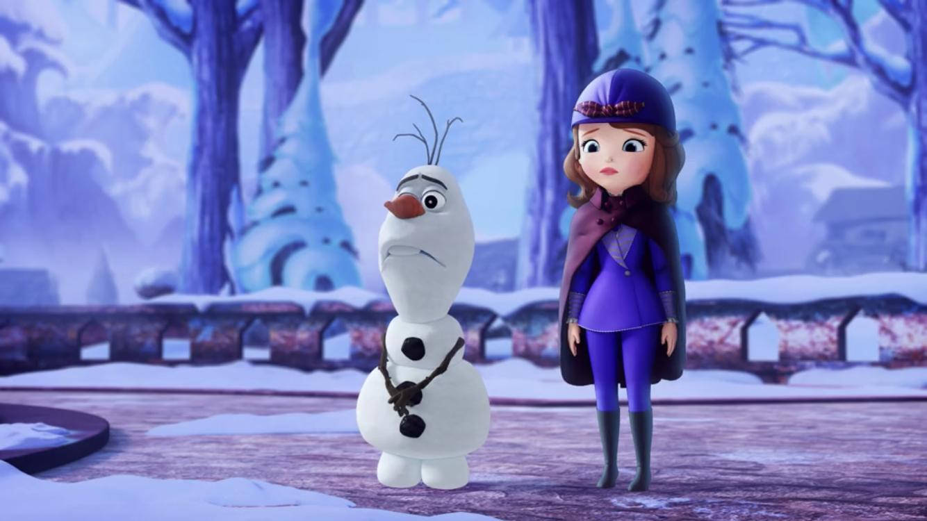 Princess 桌布 壁紙 — 蘇菲亞公主和奧拉夫一起站在一個白雪覆蓋的冬季森林中，樹木光禿，光線柔和偏藍。