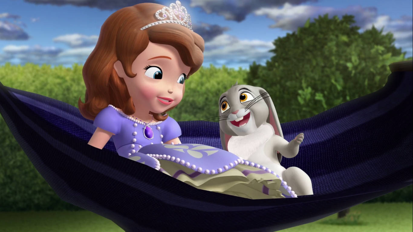 Princess 桌布 壁紙 — 蘇菲亞公主和她的兔子朋友在紫色吊床上一起大笑，天空晴朗，藍天白雲。
