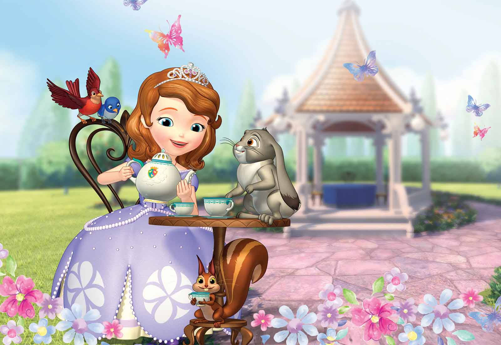 Princess 桌布 壁紙 — 蘇菲亞公主在晴朗的藍天下，在充滿活力的花園裡與森林動物一起享用茶點。