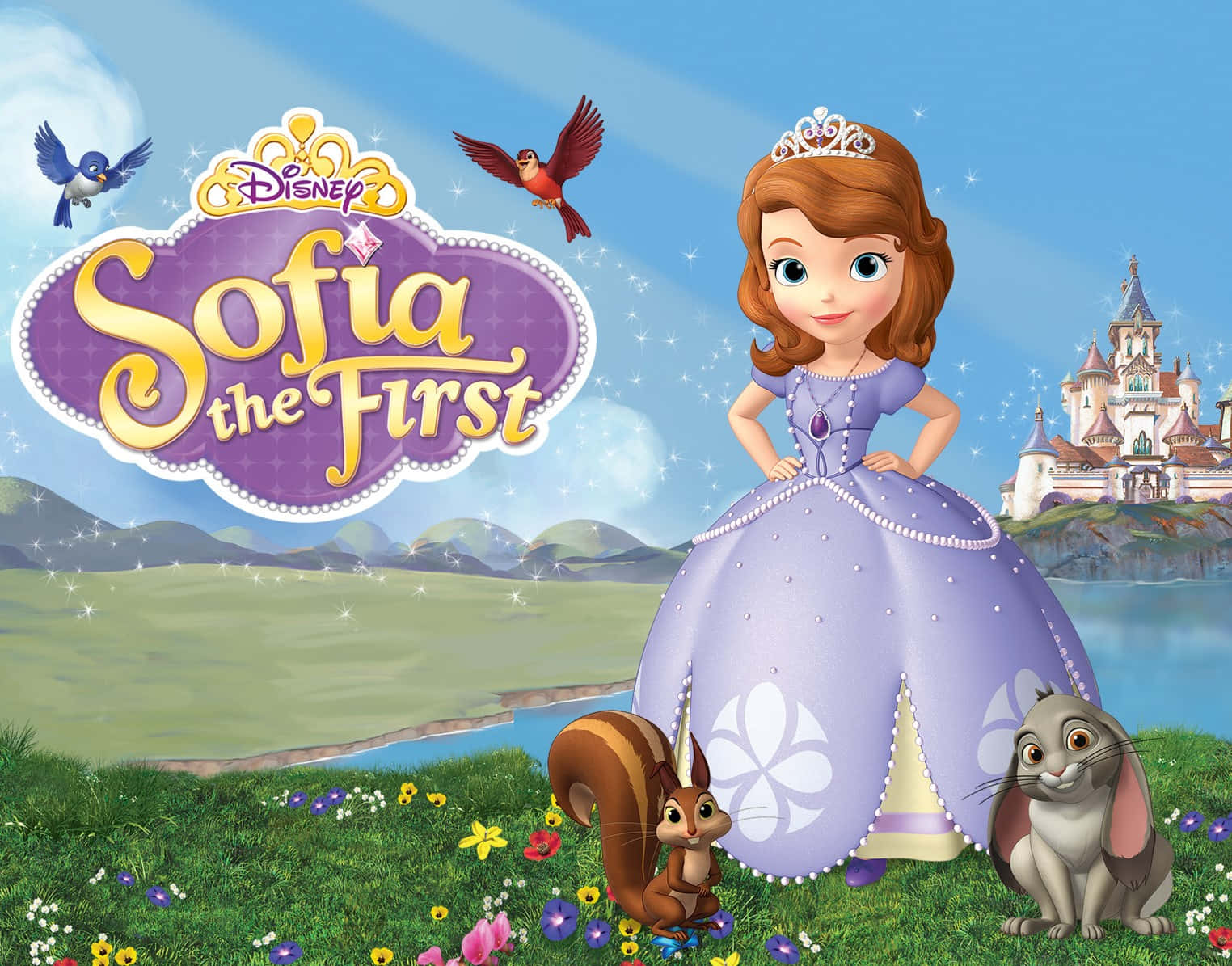 Sofia The First 桌布 壁紙 — 蘇菲亞公主身穿紫色長裙，在晴朗的藍天下自豪地與林地動物站在城堡附近。
